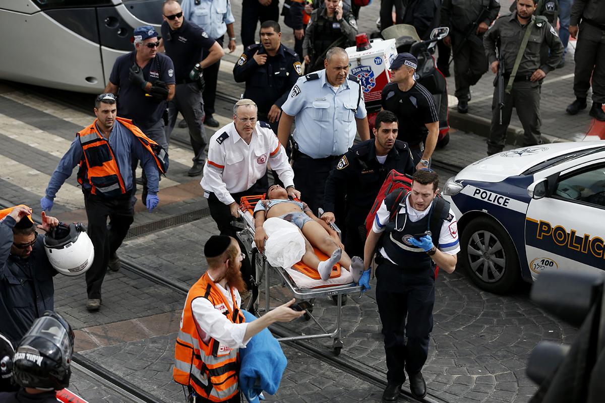 Jerusalem, Israel: En skjuten palestinsk pojke förs till sjukhus efter ett bråk med en Israelisk säkerhetsvakt. Enligt AFP ska två unga pojkar ha attackerat vakten med en kniv. Vakten ska ha avfyrat ett skott och behandlats för knivskador. Den andra pojken arresterades.