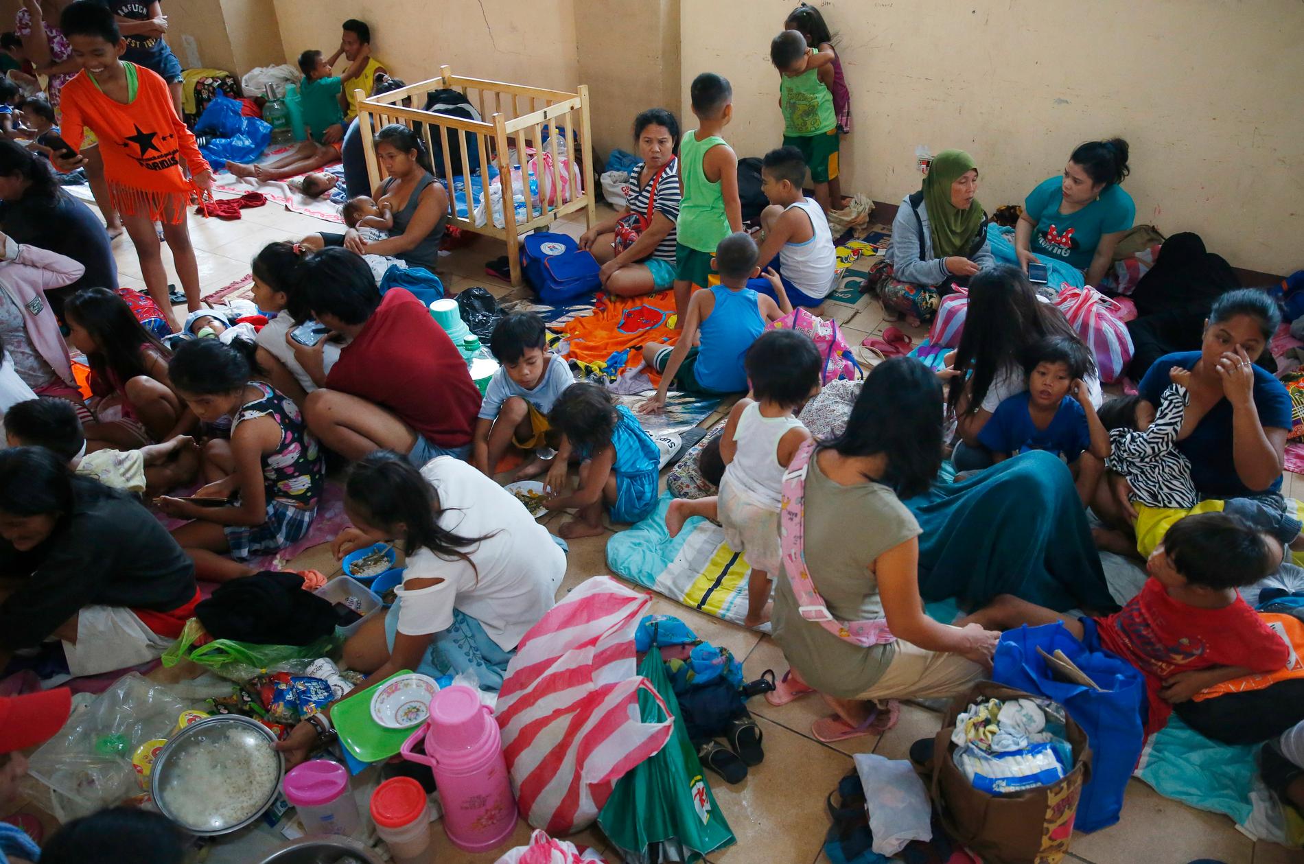 Tusentals människor tvingades fly sina hem och befinner sig nu på katastrofcenter.