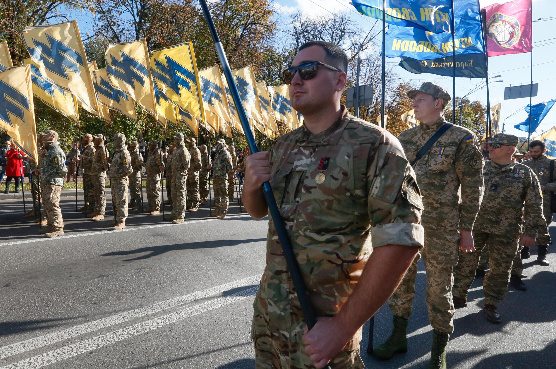 Uniformerade anhängare till den politiska Azovrörelsen under en demonstration i oktober 2020.