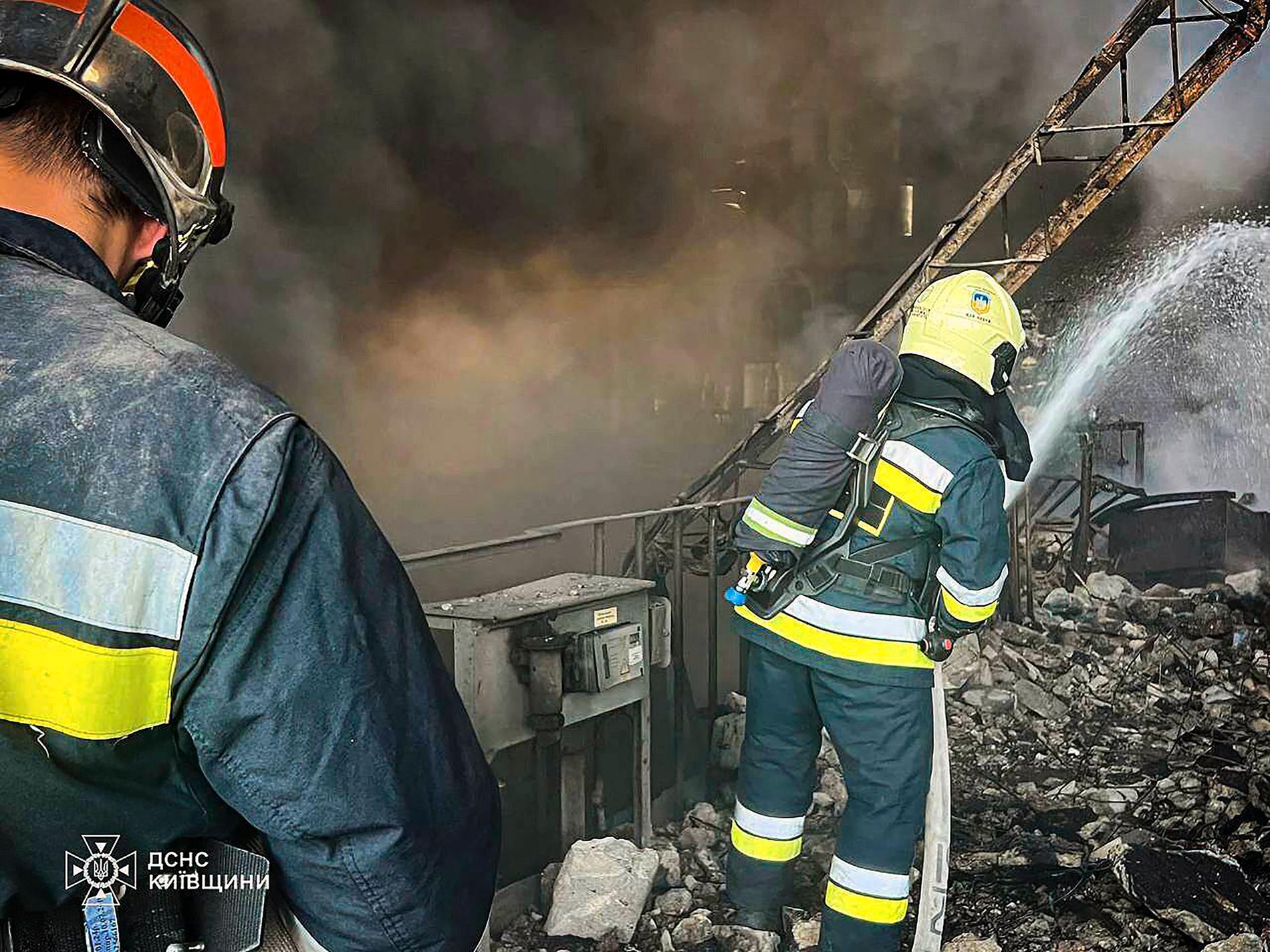 Brandmän kämpar för att släcka en brand efter den ryska attacken mot kraftverket Trypilska den 11 april.