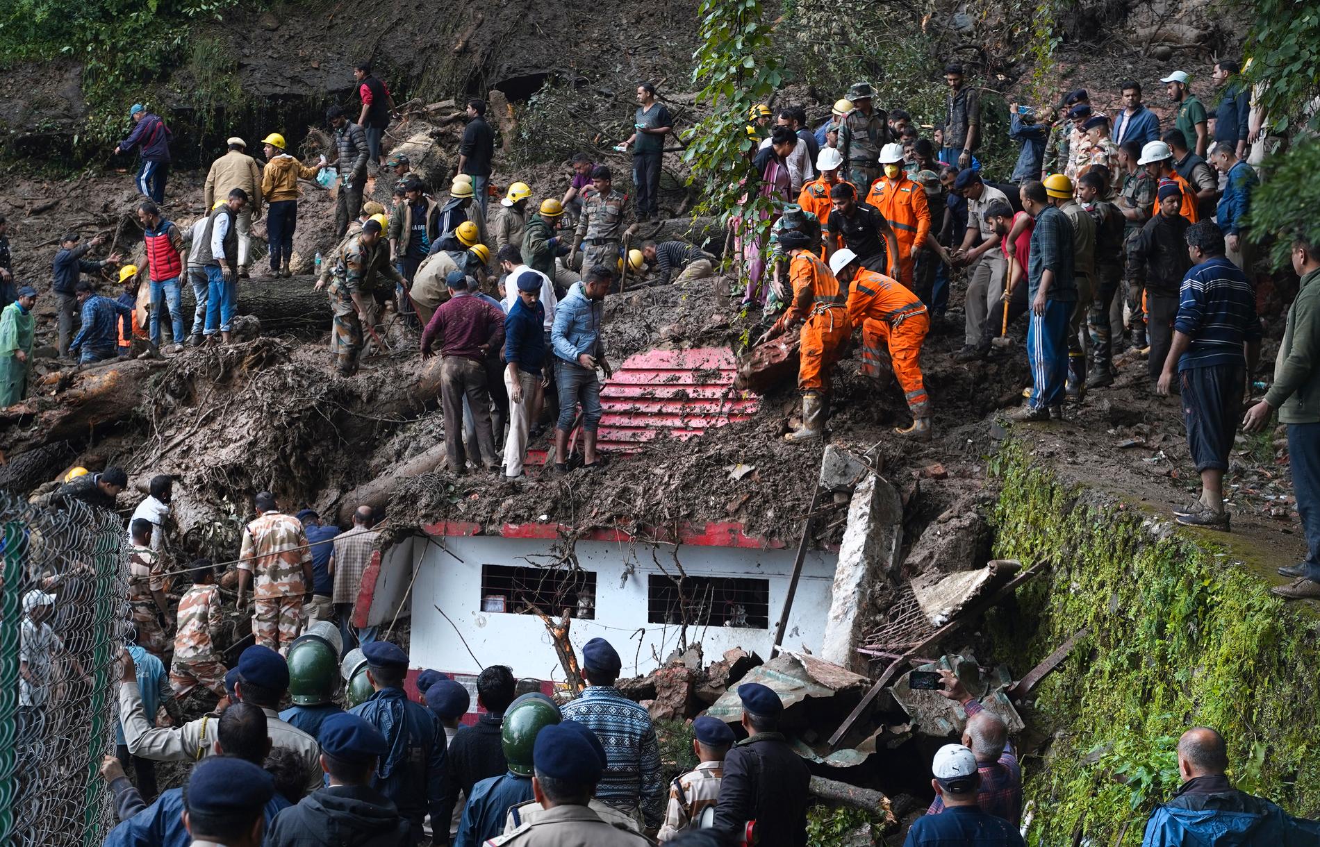 Räddningsarbetare söker efter människor som befaras vara instängda efter ett jordskred i staden Shimla i delstaten Himachal Pradesh.