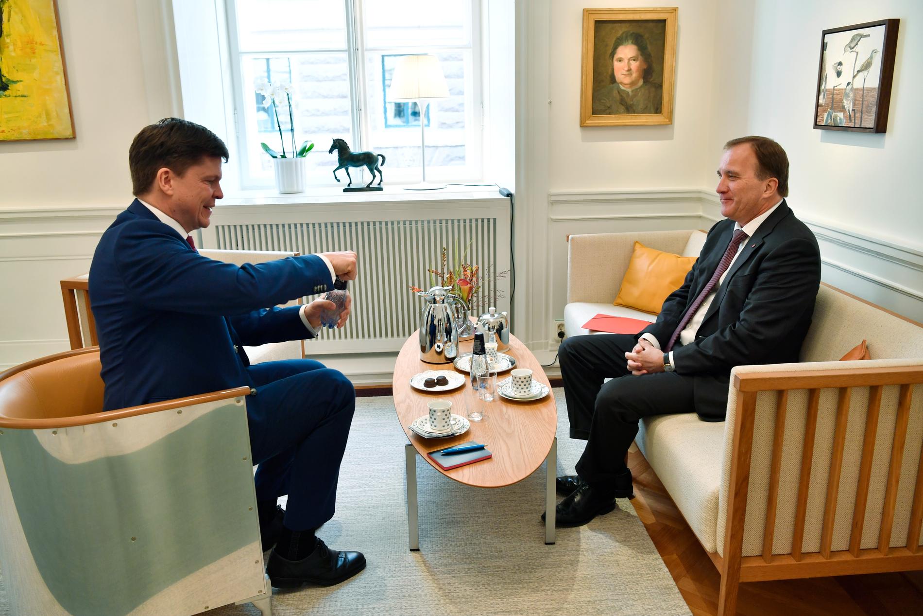 Talman Andreas Norlén tar emot statsminister Stefan Löfven (S) i riksdagen. Norlén inleder samtal med partiledarna för att ta fram förslag till en ny statsminister.