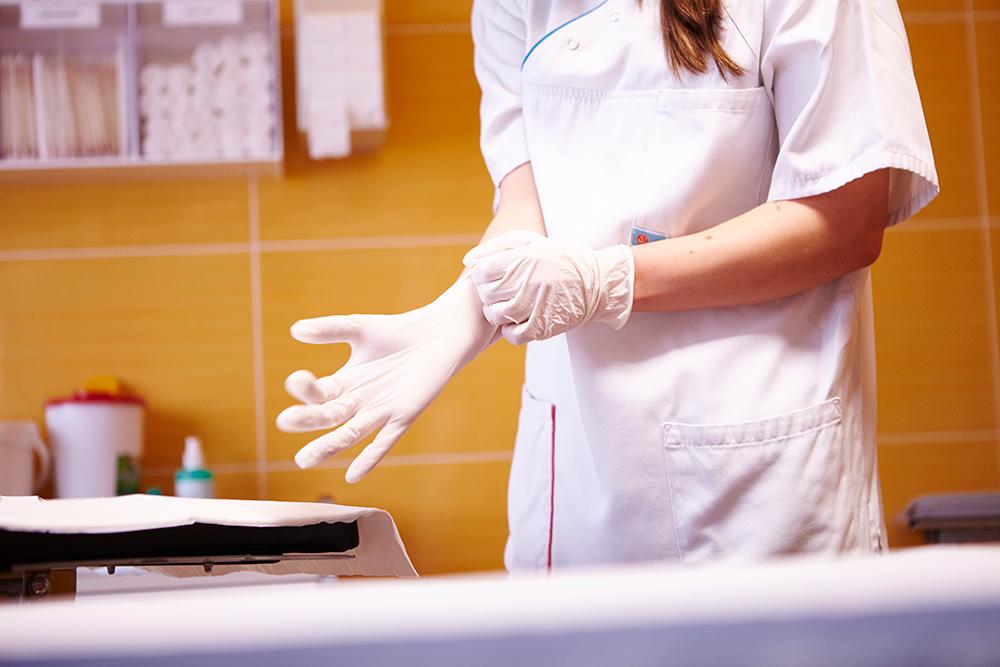 Sjuksköterska är ett av de hetaste yrkena på arbetsmarknaden just nu.