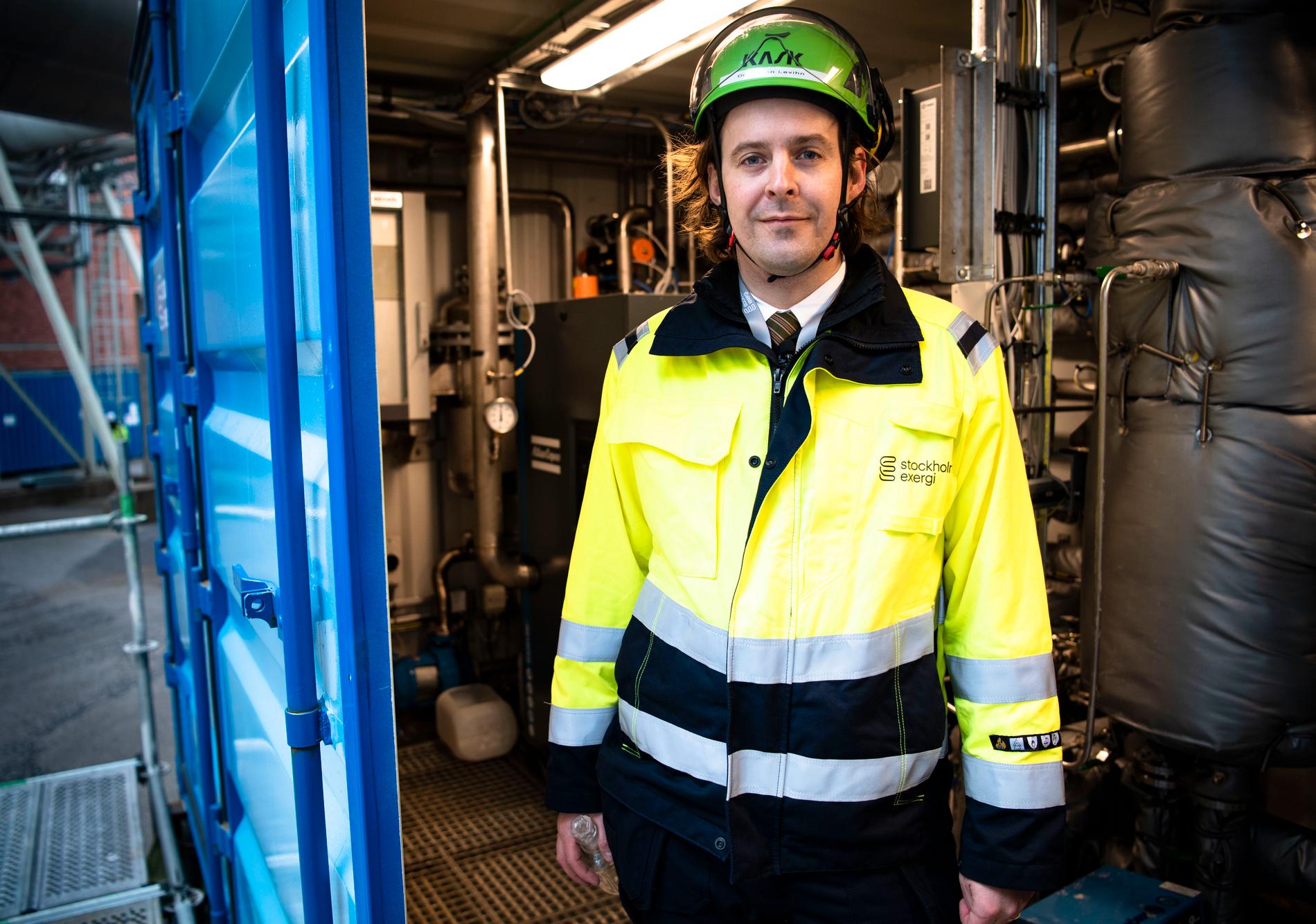 Fabian Levihn, forskningschef på Stockholm Exergi och forskare på KTH, visar upp testanläggningen för att fånga in koldioxid på kraftvärmeverket i Värtahamnen i Stockholm. 
