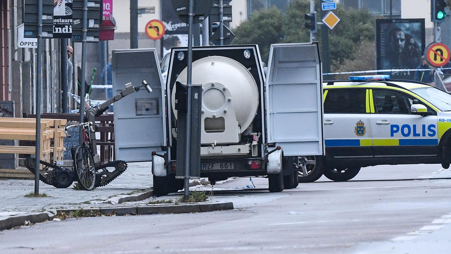 Arkivbild. Amiralsgatan i Malmö 20 september i år: Polisens bombrobot lastar in ett annat farligt föremål i bombvagnen. 