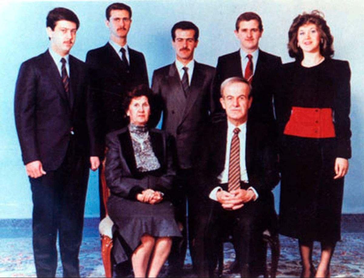 Här är familjen Assad. Från vänster barnen: Maher, Bashar, Basil (död), Majd (död) och Bushra. Sittande mamma Anissa Makhloof och döde pappan, den förre presidenten Hafez Assad.