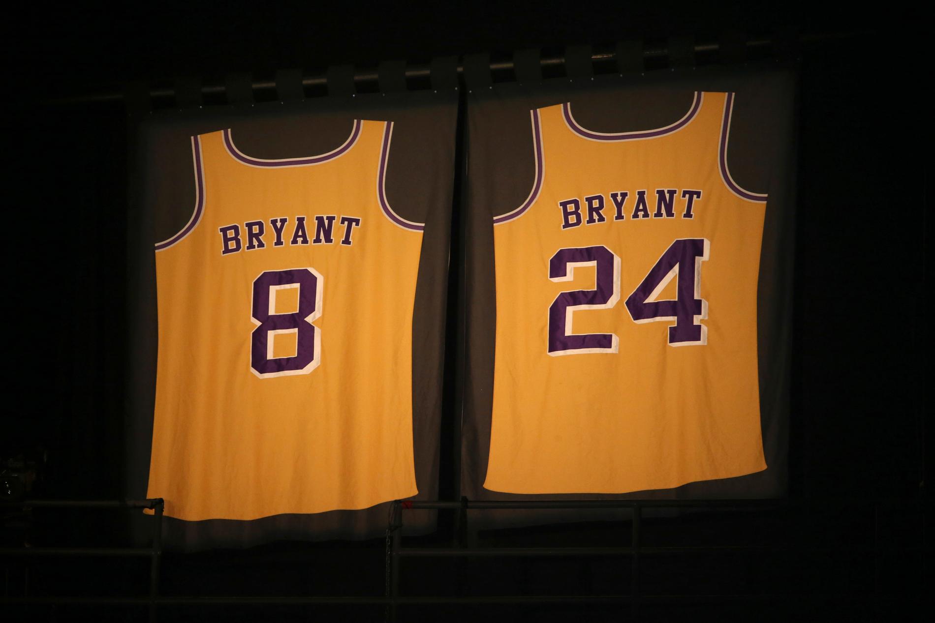 Kobe Bryants tröjnummer 8 och 24 finns upphissade i taket i Los Angeles Lakers hemmaarena Staples center.