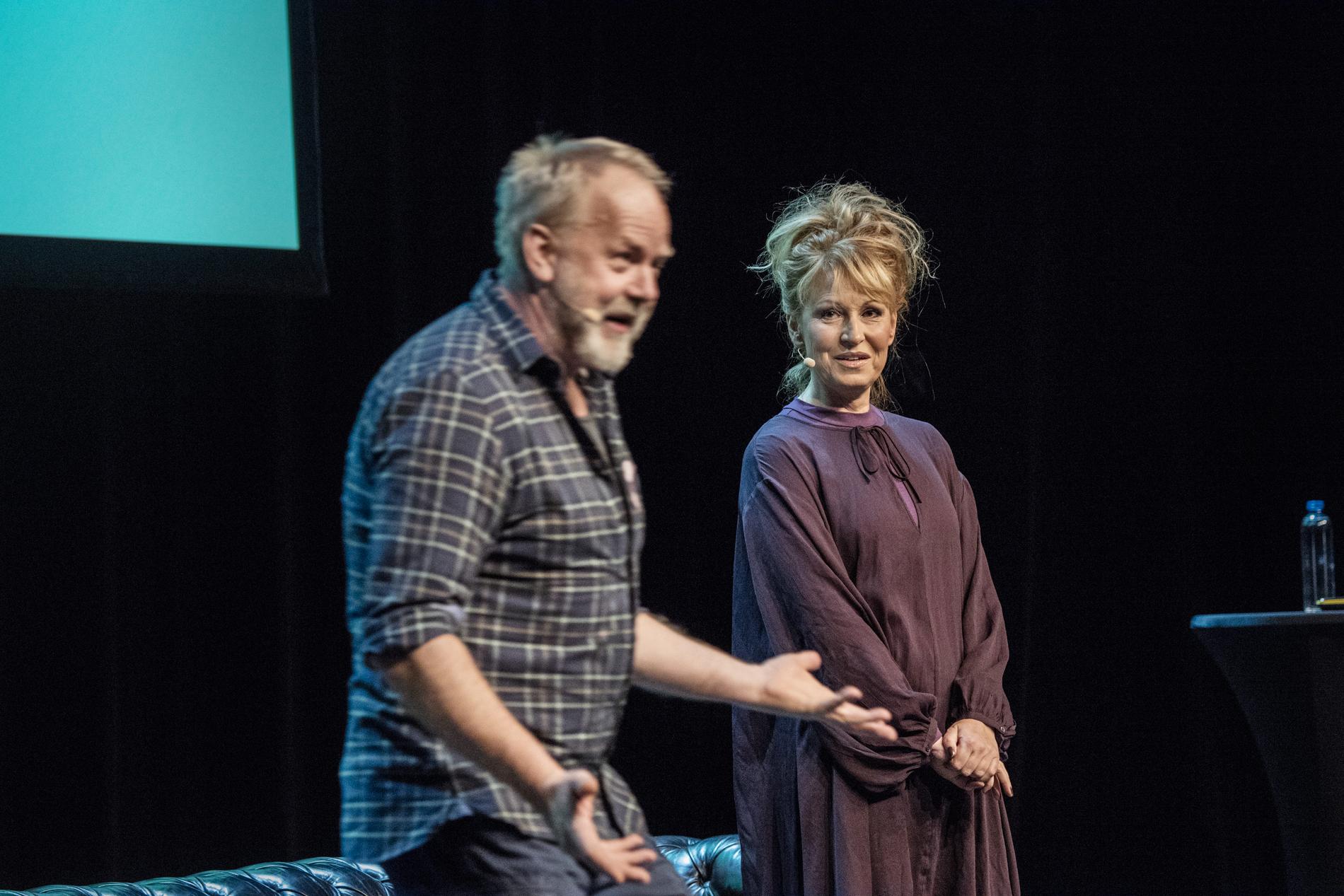 Peter Apelgren och  Anna Mannheimer i showen ”Döden - andra sidan é ni klara?'”