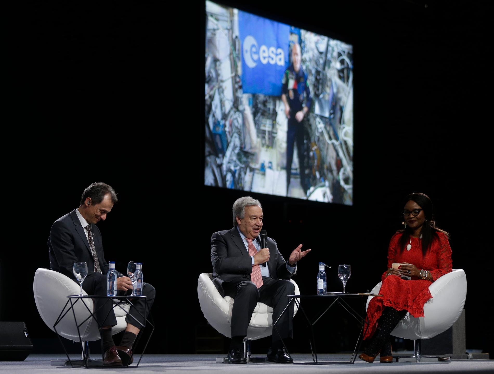 FN:s generalsekreterare António Guterres (mitten) talar med astronauten Luca Parmitano på den internationella rymdstationen via länk.