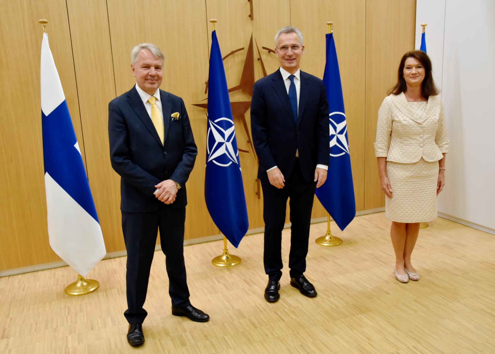 Sveriges utrikesminister Ann Linde och Finlands utrikesminister Pekka Haavisto har överlämnat respektive lands anslutningsprotokoll till Natos generalsekreterare Jens Stoltenberg på Natos högkvarter.