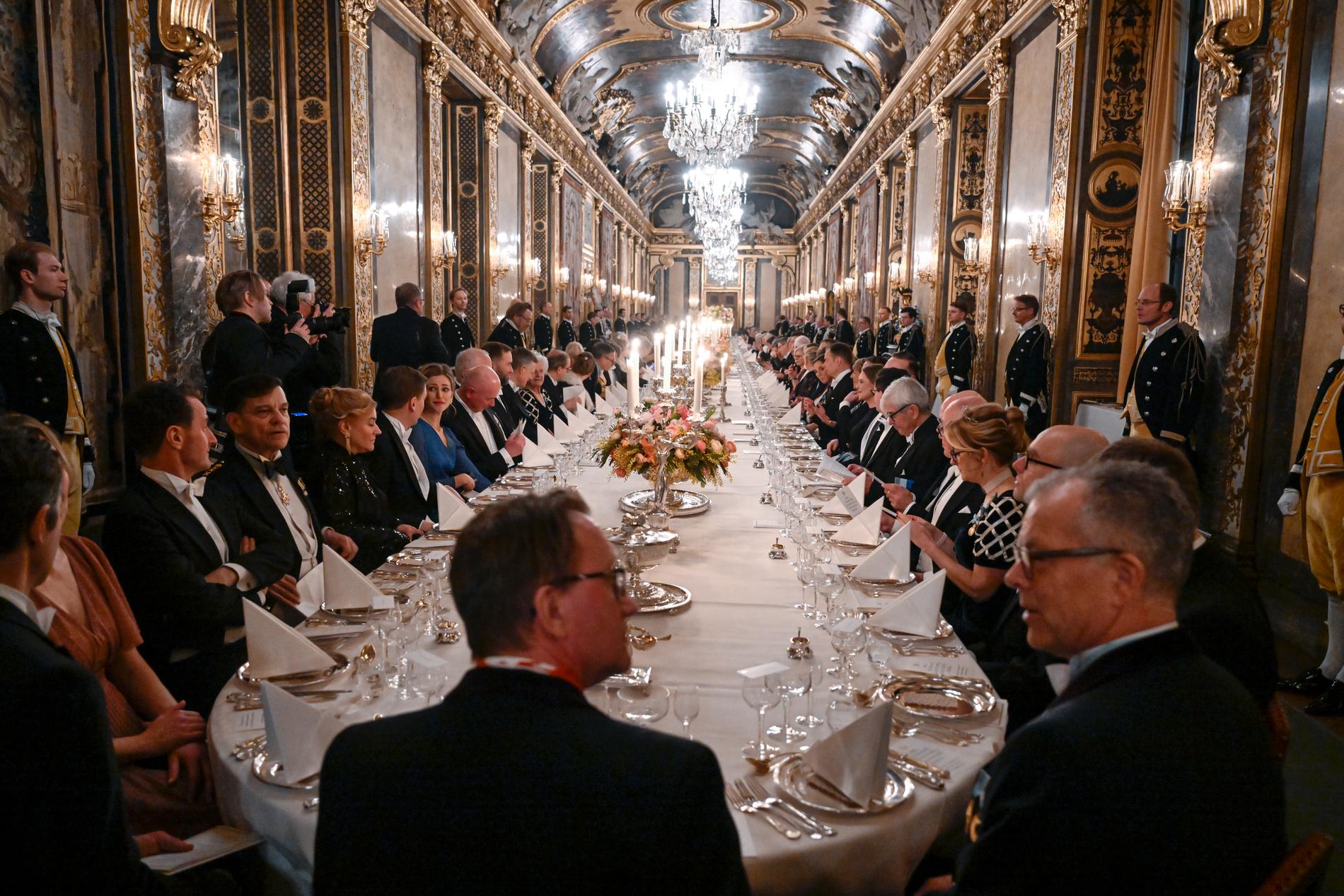Finmiddag i slottets finrum. Kanske kände sig de franska gästerna som hemma – Karl XI:s galleri ska ha likheter med spegelsalen i det franska slottet Versailles.