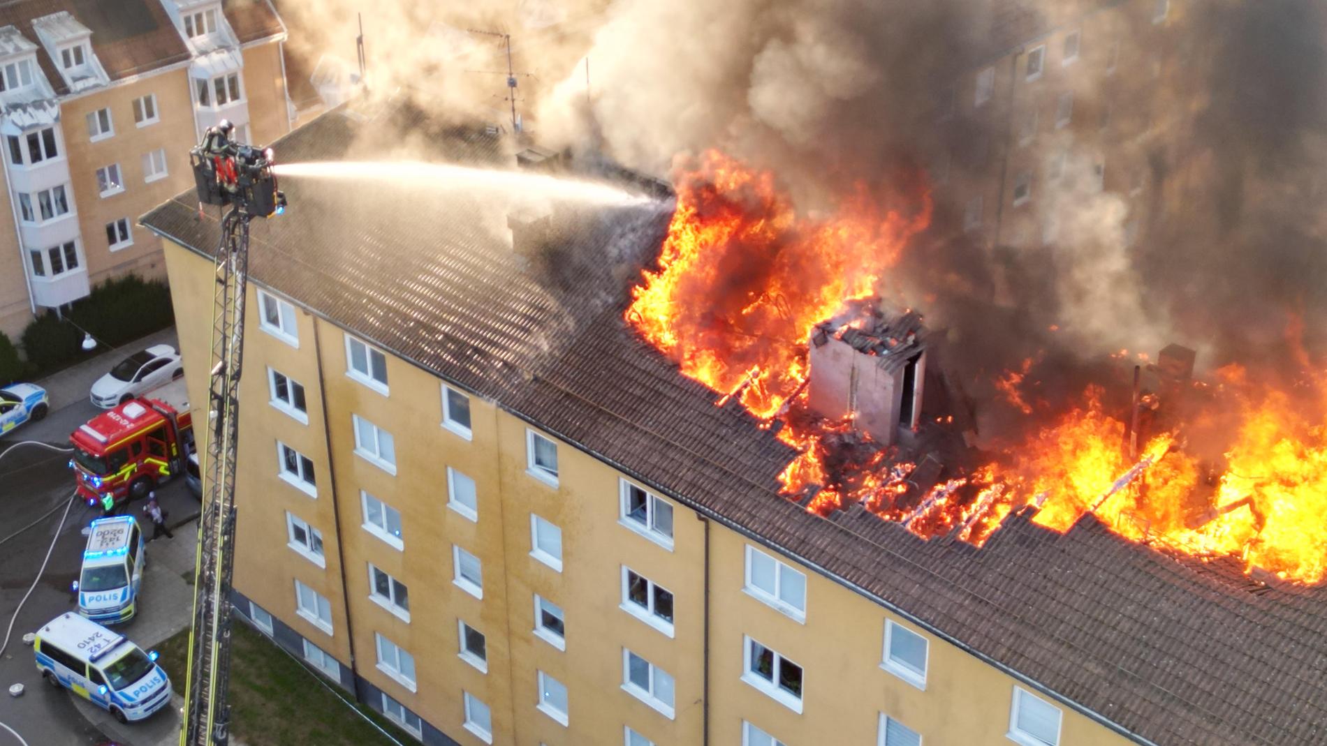 Flera lägenheter totalskadades i den kraftiga branden. 