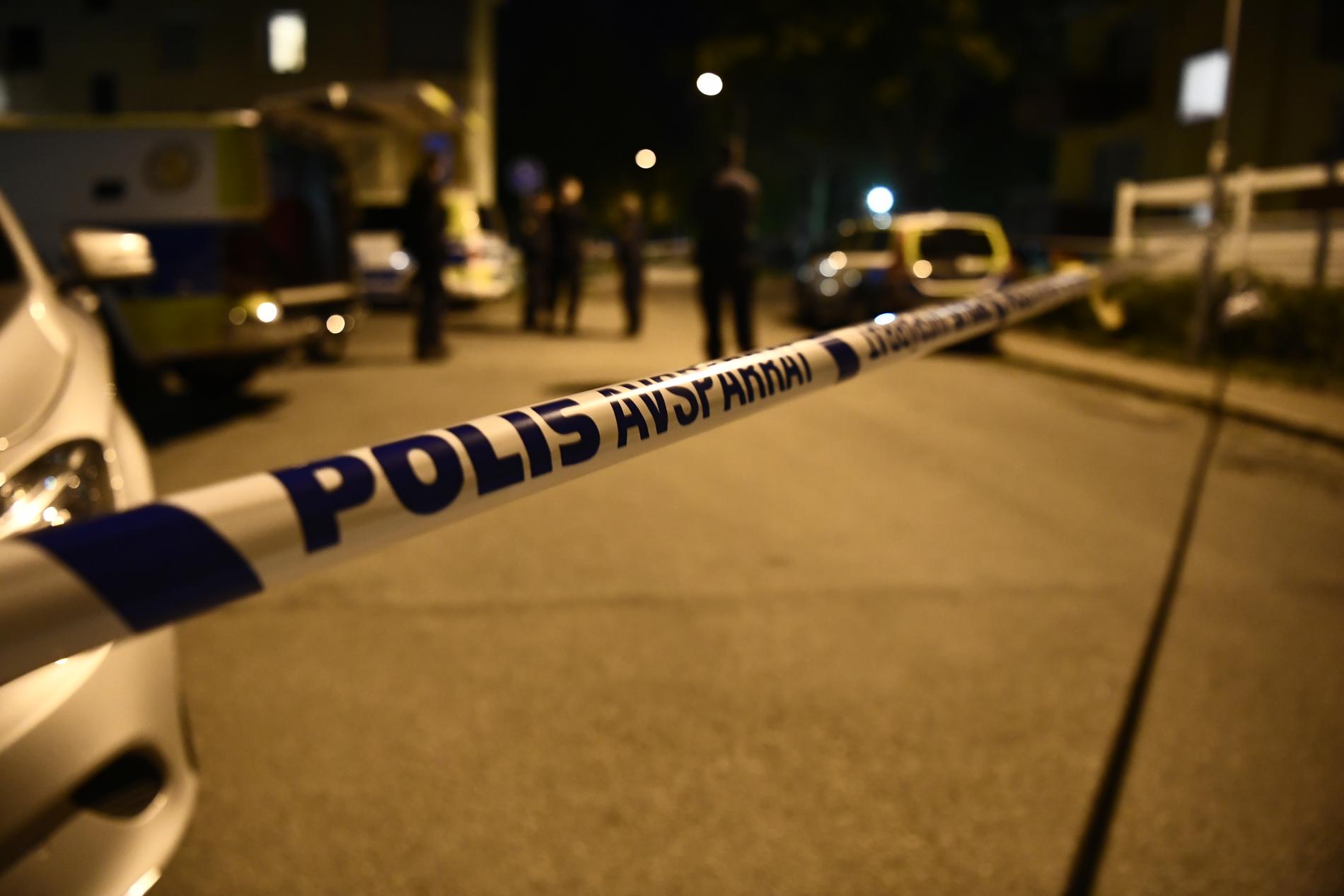 Polisen spärrade av mordplatsen i Västerås.