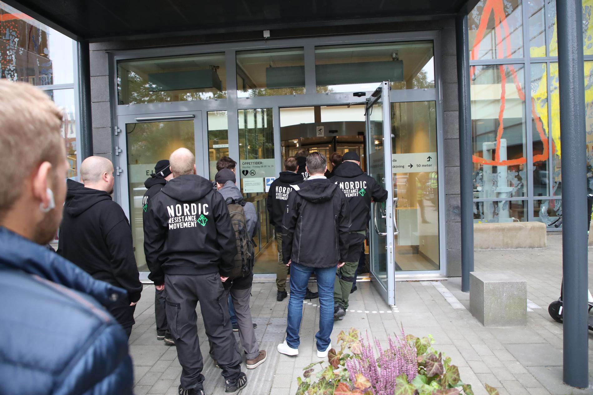 Kö in till Göteborgs tingsrätts säkerhetskontroll inför dagens förhandling mot NMR-anhängare åtalade för våldsamt upplopp och hets mot folkgrupp.