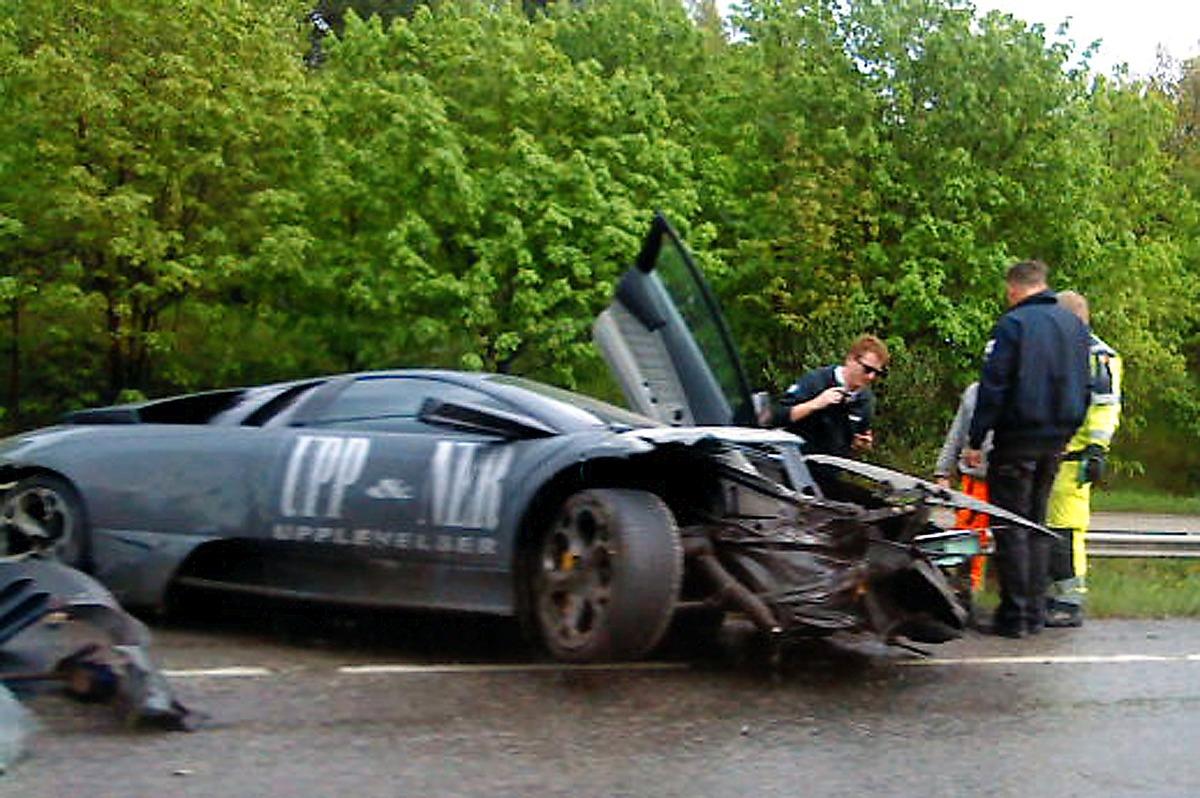TOTALKVADDAD Föraren fick sladd efter ett trafikljus och körde av vägen. Den exklusiva Lamborghini Murcielago lp640 kommer nu troligtvis att köras till skroten. Som tur var skadades ingen vid olyckan.