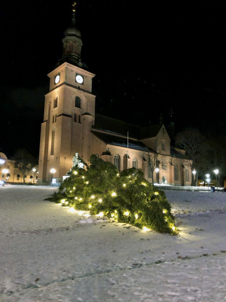 Julgranen på torget i Falun bröts i stormen.