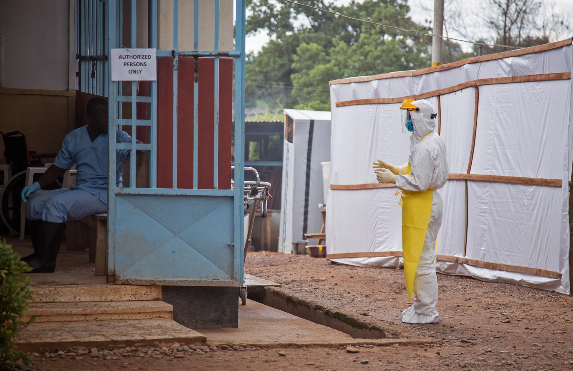 Tidigare insatser mot ebolaviruset, under utbrottet i Västafrika 2014–2016. Bilden är från Sierra Leone. Arkivbild.