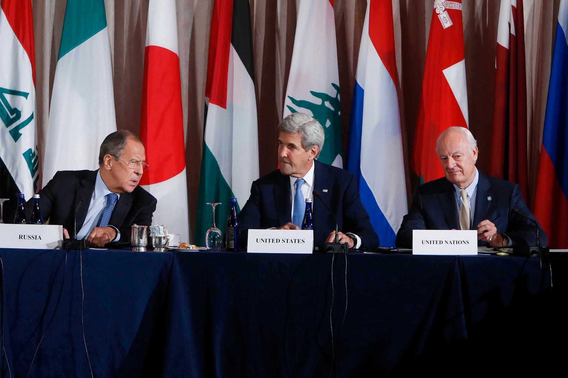 Rysslands utrikesminister Sergey Lavrov, USA:s John Kerry och FN:s  Staffan de Mistura.