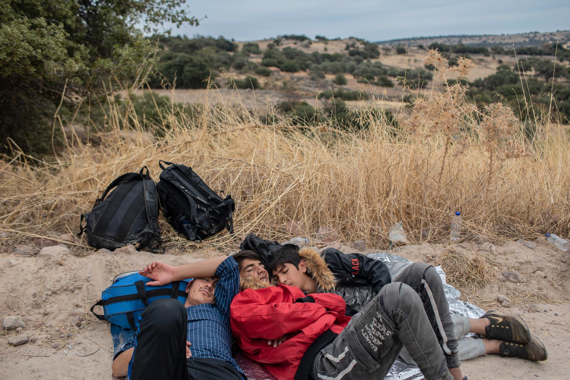 Utmattade flyktingar samlar krafterna efter färden i gummibåt från Turkiet till grekiska Lesbos. Arkivbild från oktober.