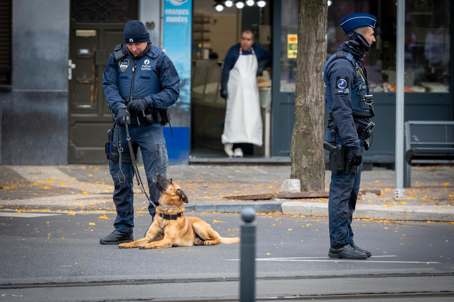 Poliser vid platsen för dödsskjutningen i Bryssel. 