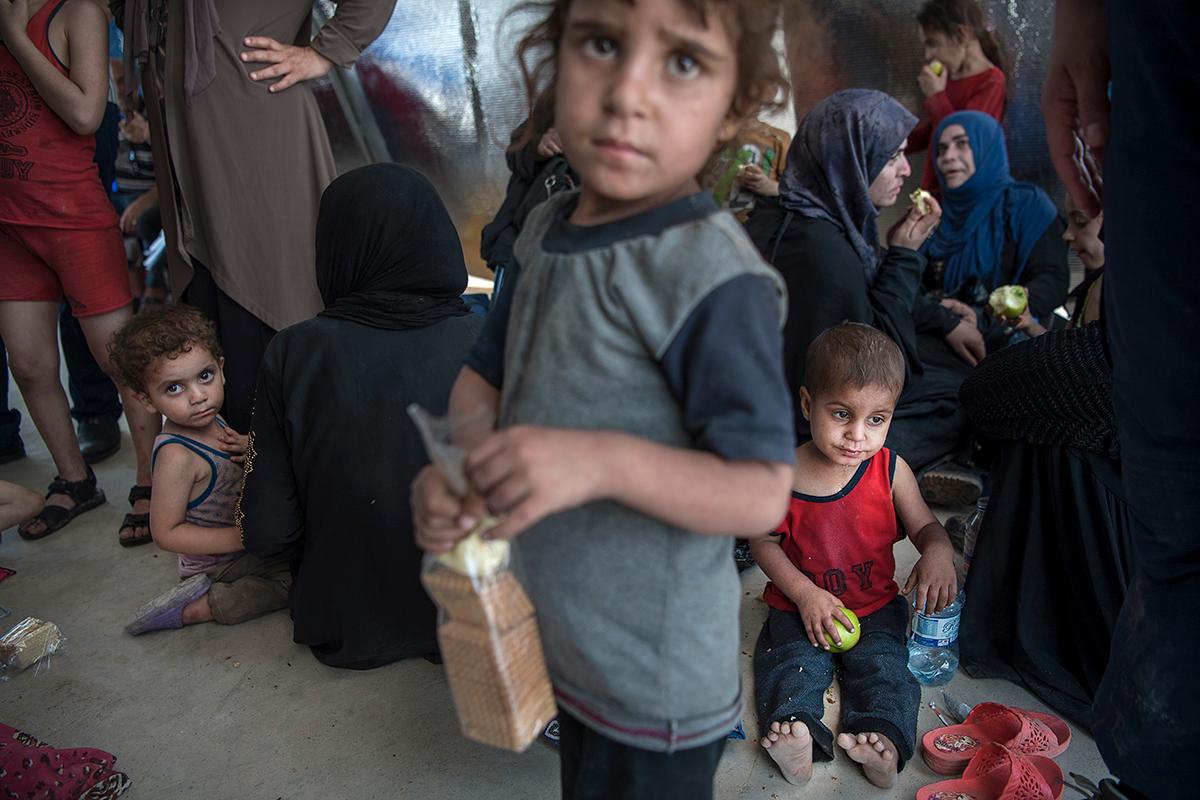 Barnen i det improviserade fältsjukhuset i östra Mosul har precis fått lämna områden i gamla stan där striderna mellan irakiska armén och IS är hårda. Flera av dem uppvisar symptom på undernäring.
