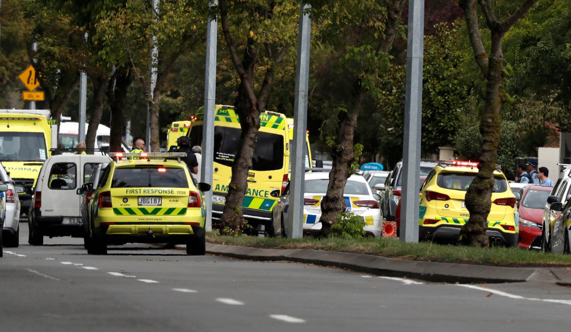 Poliser och ambulanser i närheten av en av moskéerna som attackerades i Christchurch, Nya Zeeland, i samband med fredagsbönen.