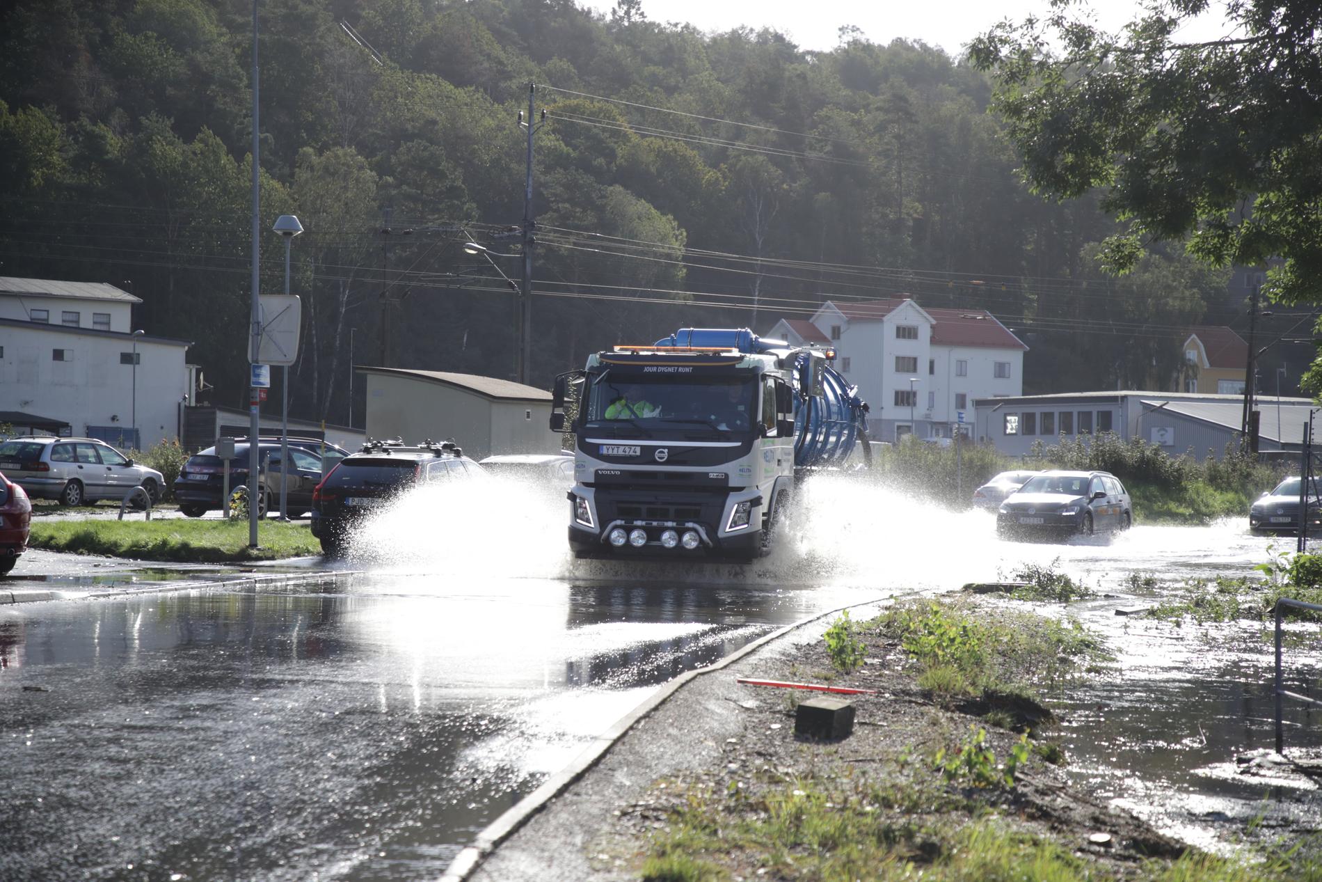 Bilarna får plöja genom vattenmassorna på Ekenleden i Kållered utanför Göteborg.
