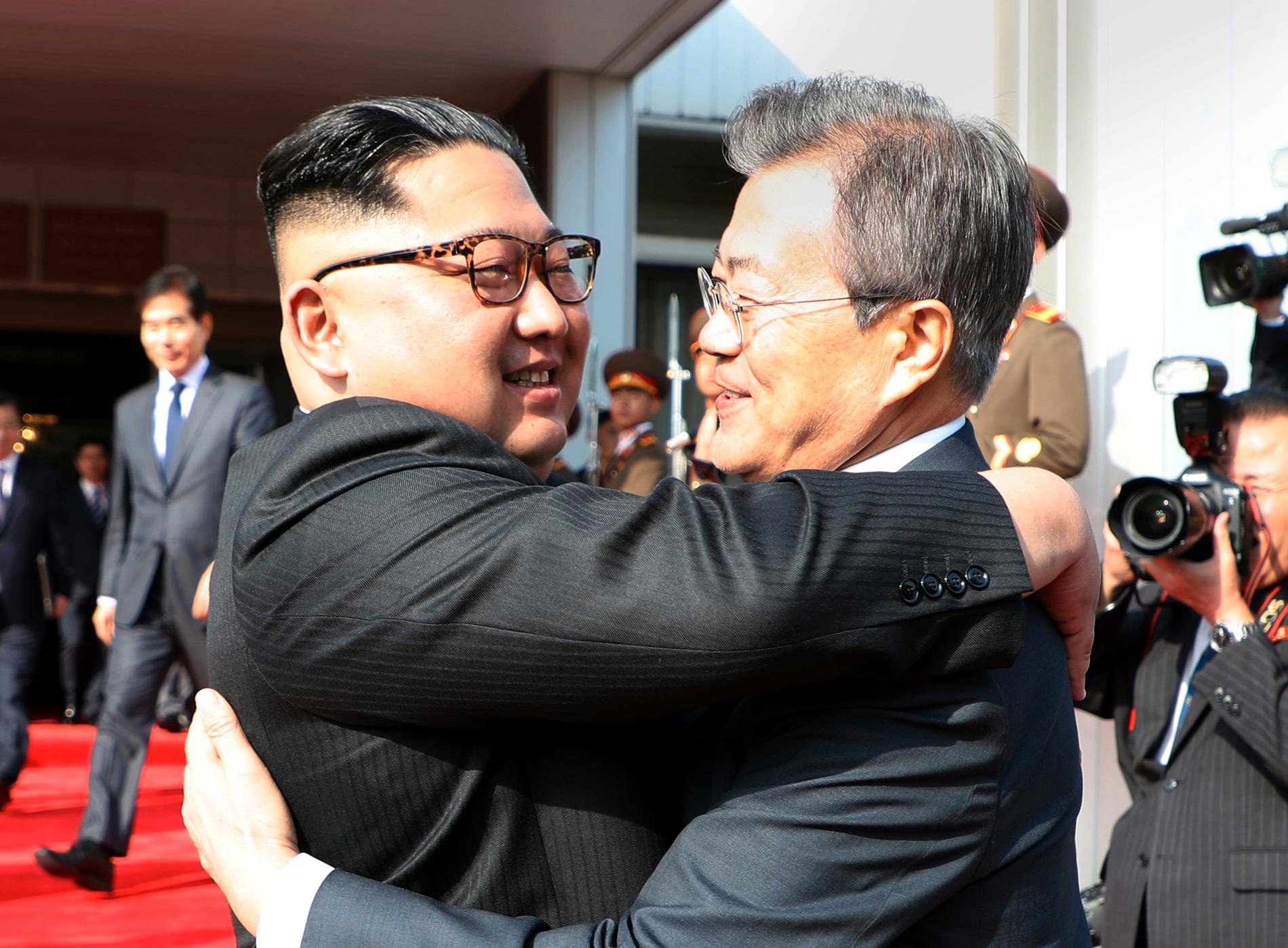 Moon Jae-In får en hejdå-kram av Kim Jong-Un efter lördagens möte i Panmunjom.