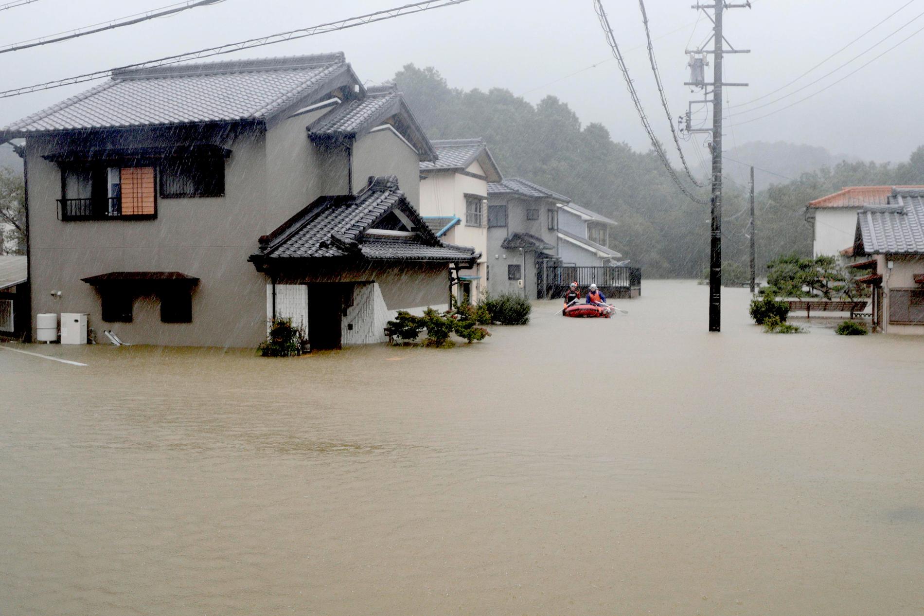 Räddningsarbetare tar båten i ett bostadsområde i Ise i centrala Japan.