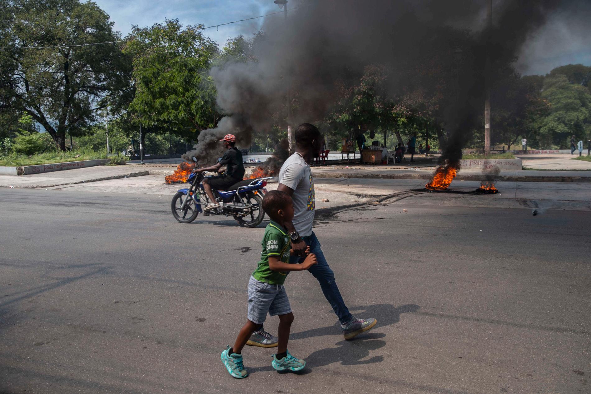 Brinnande däck är inte en ovanlig syn i det oroliga Haitis huvudstad Port-au-Prince.