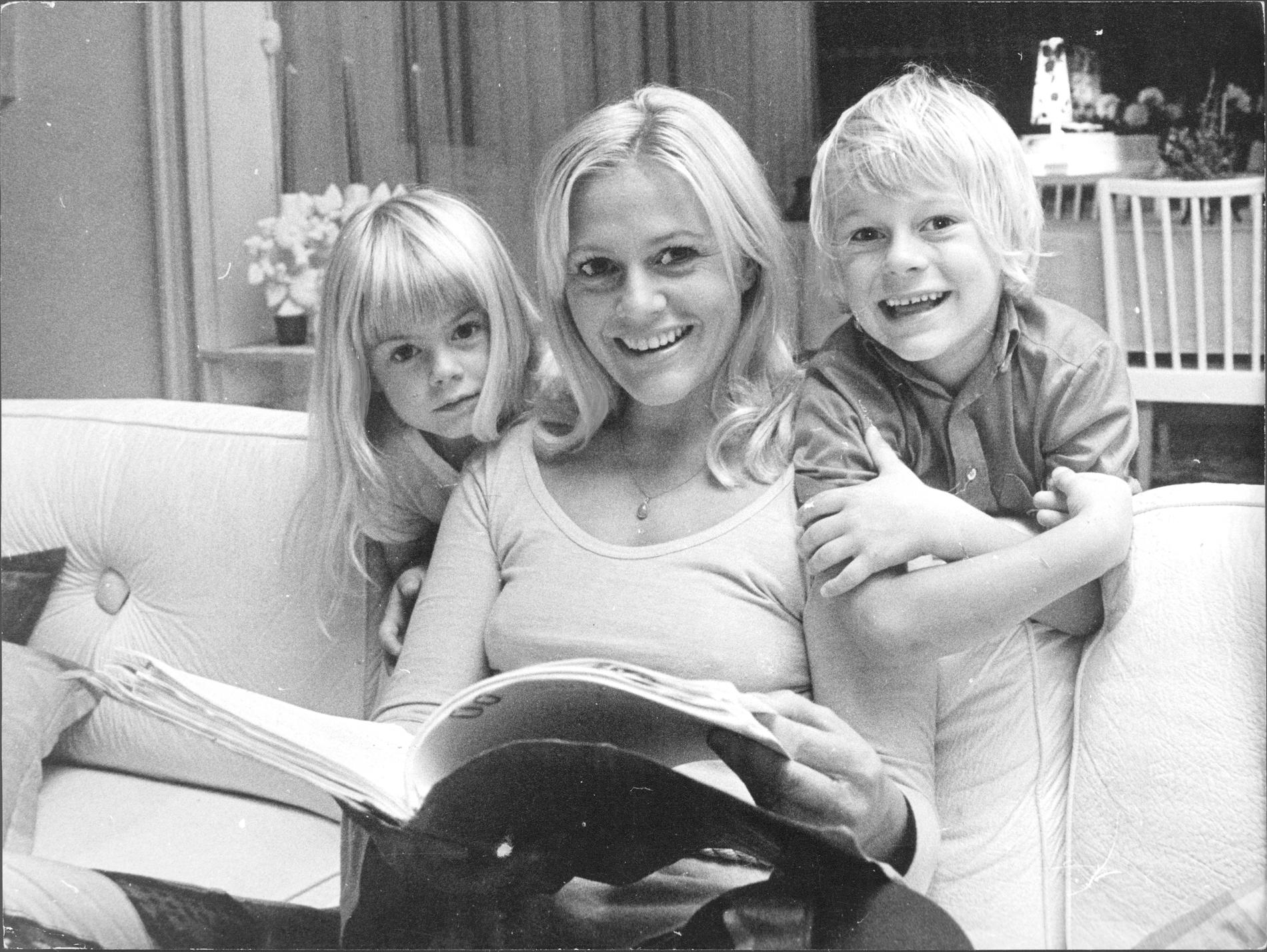 Christina Schollin tillsammans med dottern Pernilla och sonen Niclas 1972.