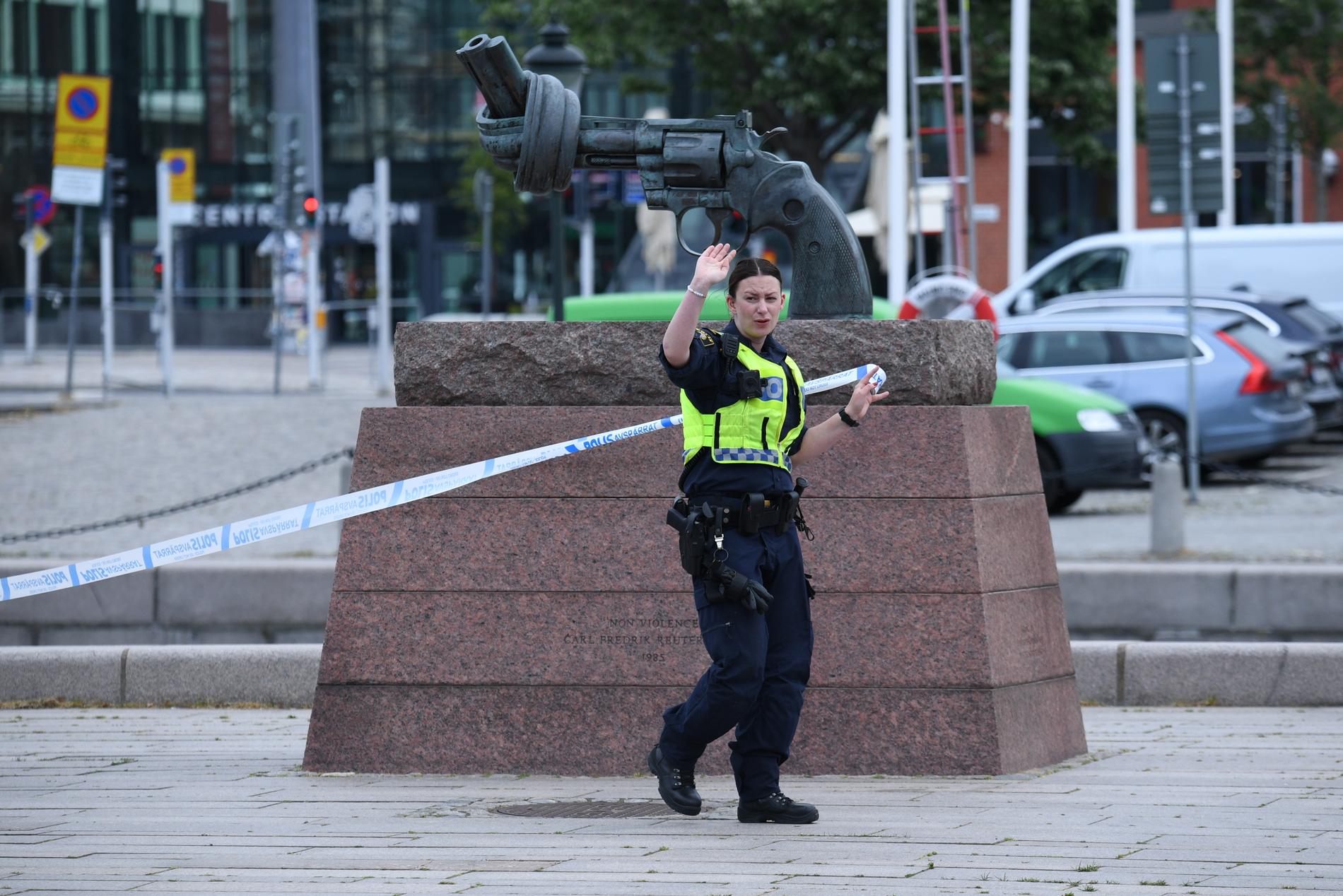 Centralstationen i Malmö har utrymts och spärrats av sedan en hotfull man skjutits av polis.