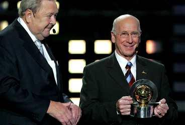 Succé 1 Sir Bobby Charlton meddelar att Henrik Larsson vunnit Tidernas Guldboll.