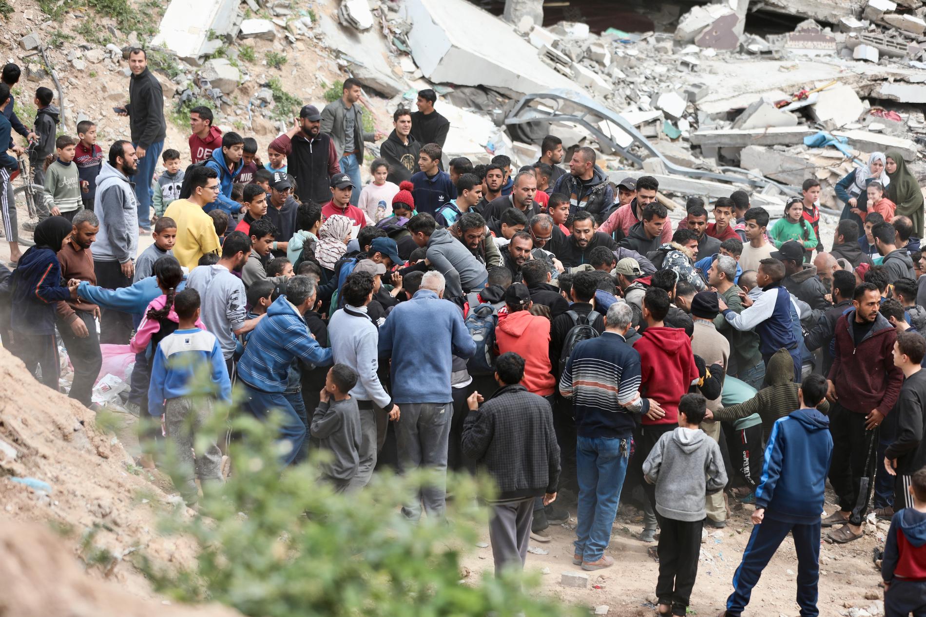 Människor trängs för att komma åt paket med nödhjälp i Gaza City. 