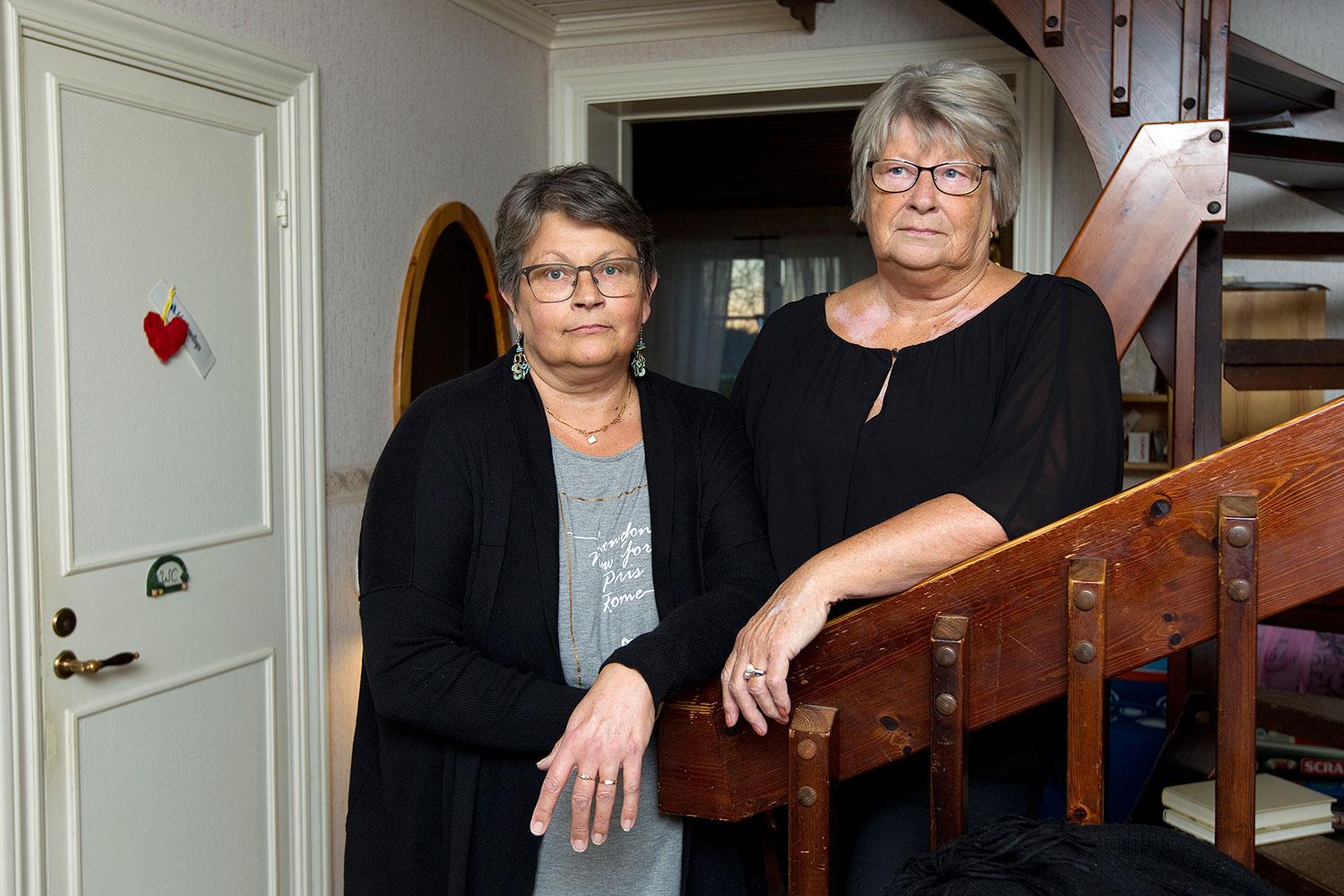 Karins döttrar Maysan Säärelä och Kerstin Johansson är upprörda.