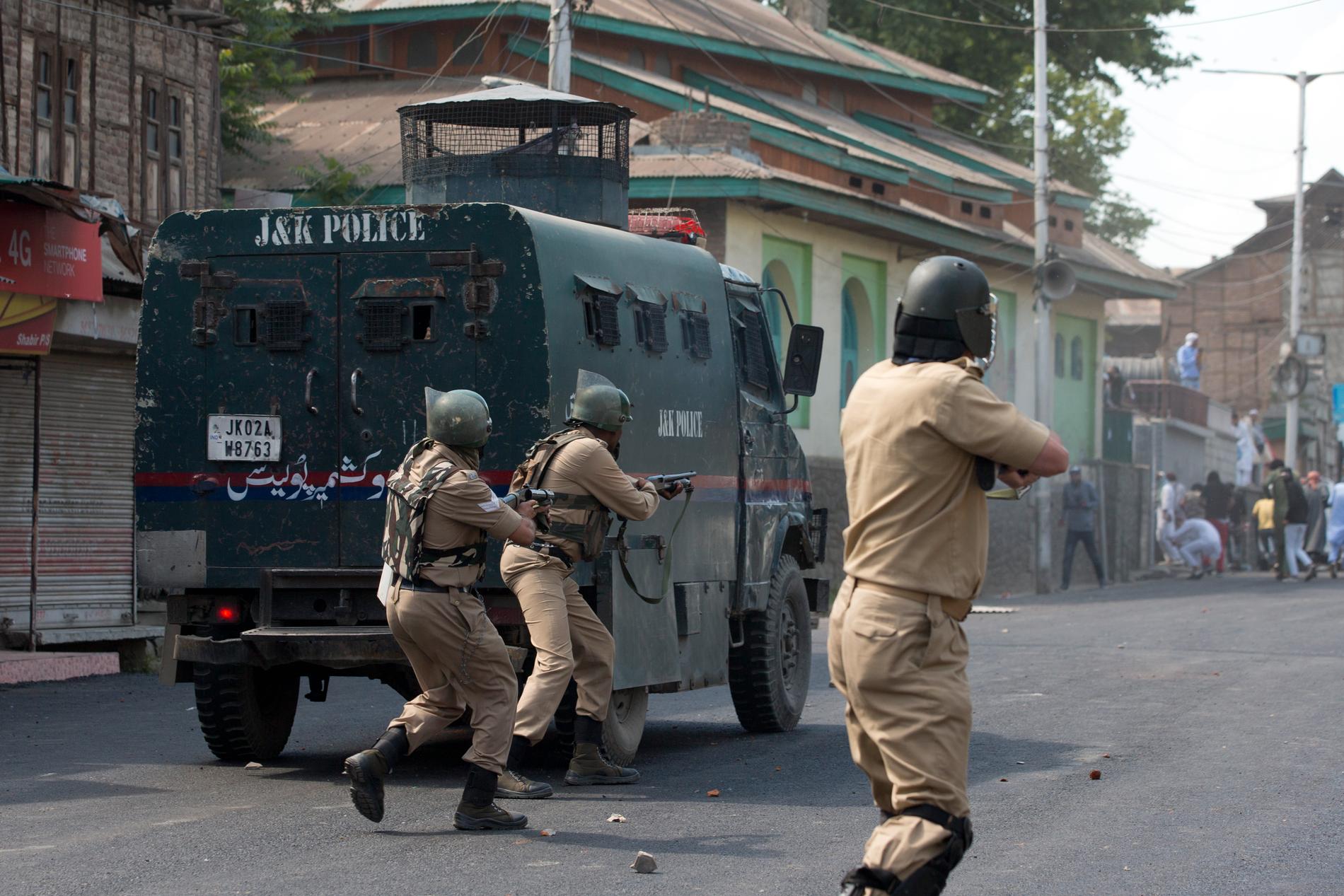 Indisk polis och paramilitär skjuter mot demonstranter i Srinagar i indiskhållna Kashmir, den 31 maj i år. Första halvan av 2019 dödades fler än 300 personer i Kashmir.