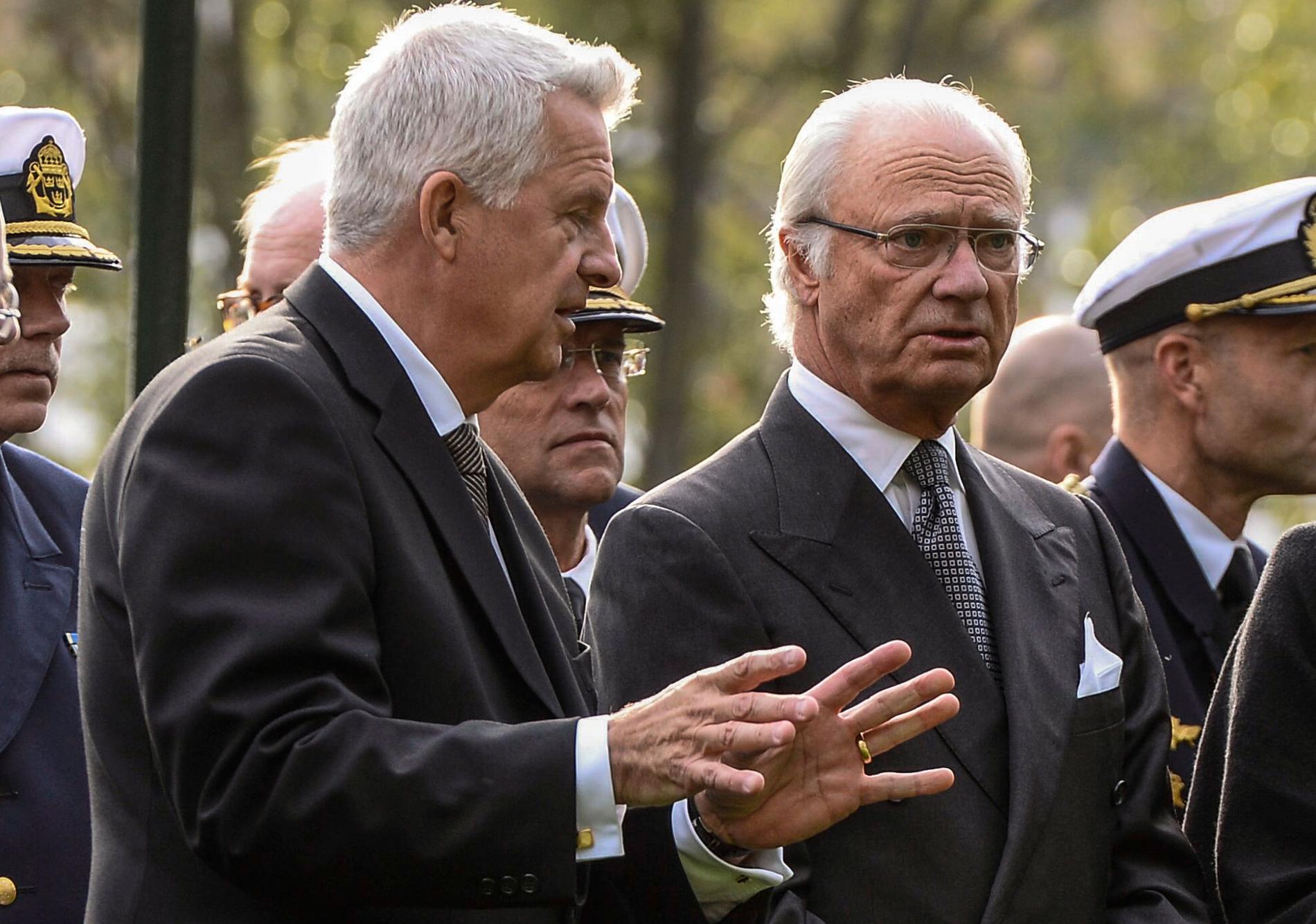 Lennart Berglund, ordförande i SEA, Stiftelsen Estoniaoffer och anhöriga tillsammans med Kung Carl XVI Gustaf vid en minnesstund vid Estoniamonumentet på Djurgården i september 2014.