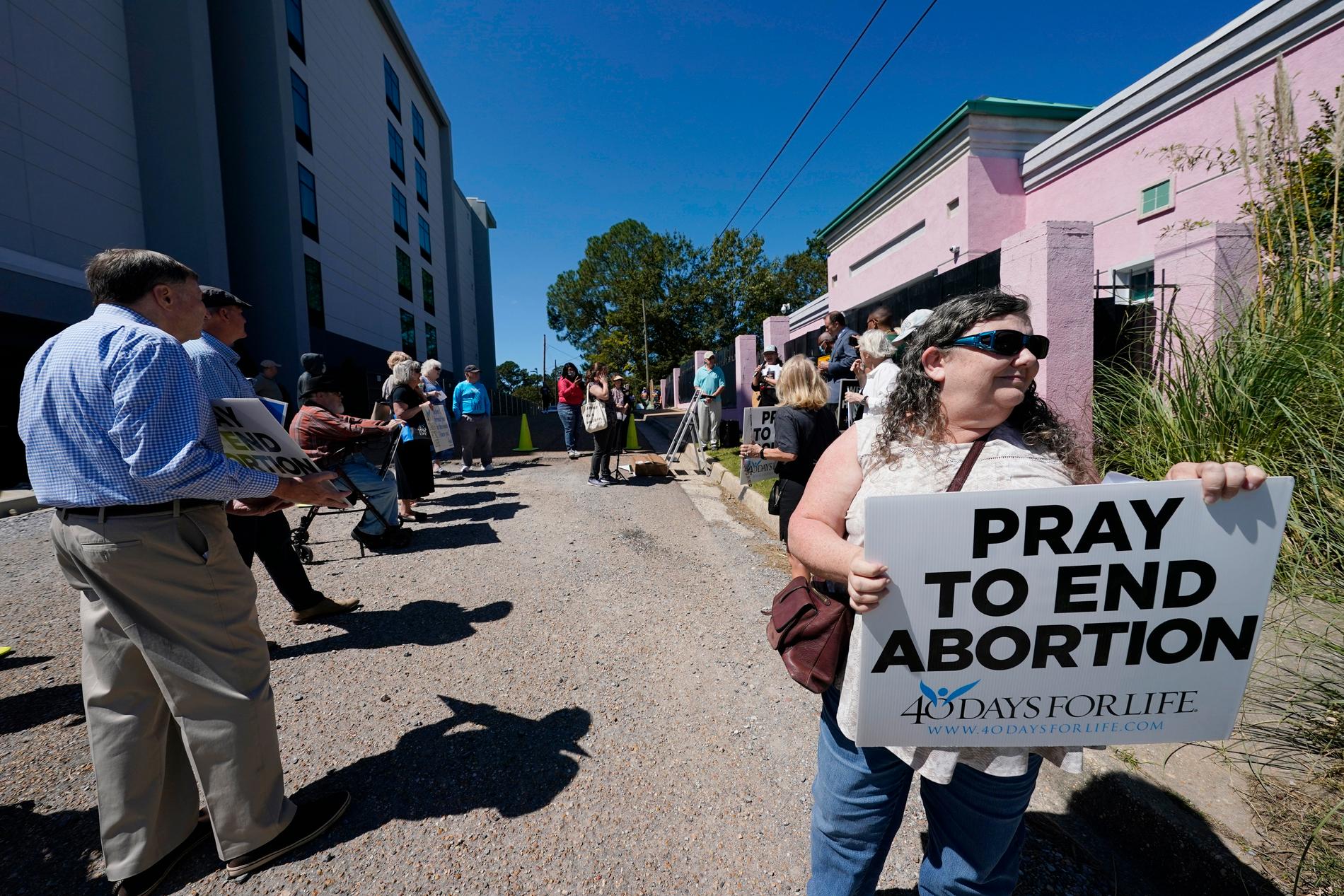 Demonstrationer mot abort utanför en klinik i staden Jackson, Mississippi, i september.