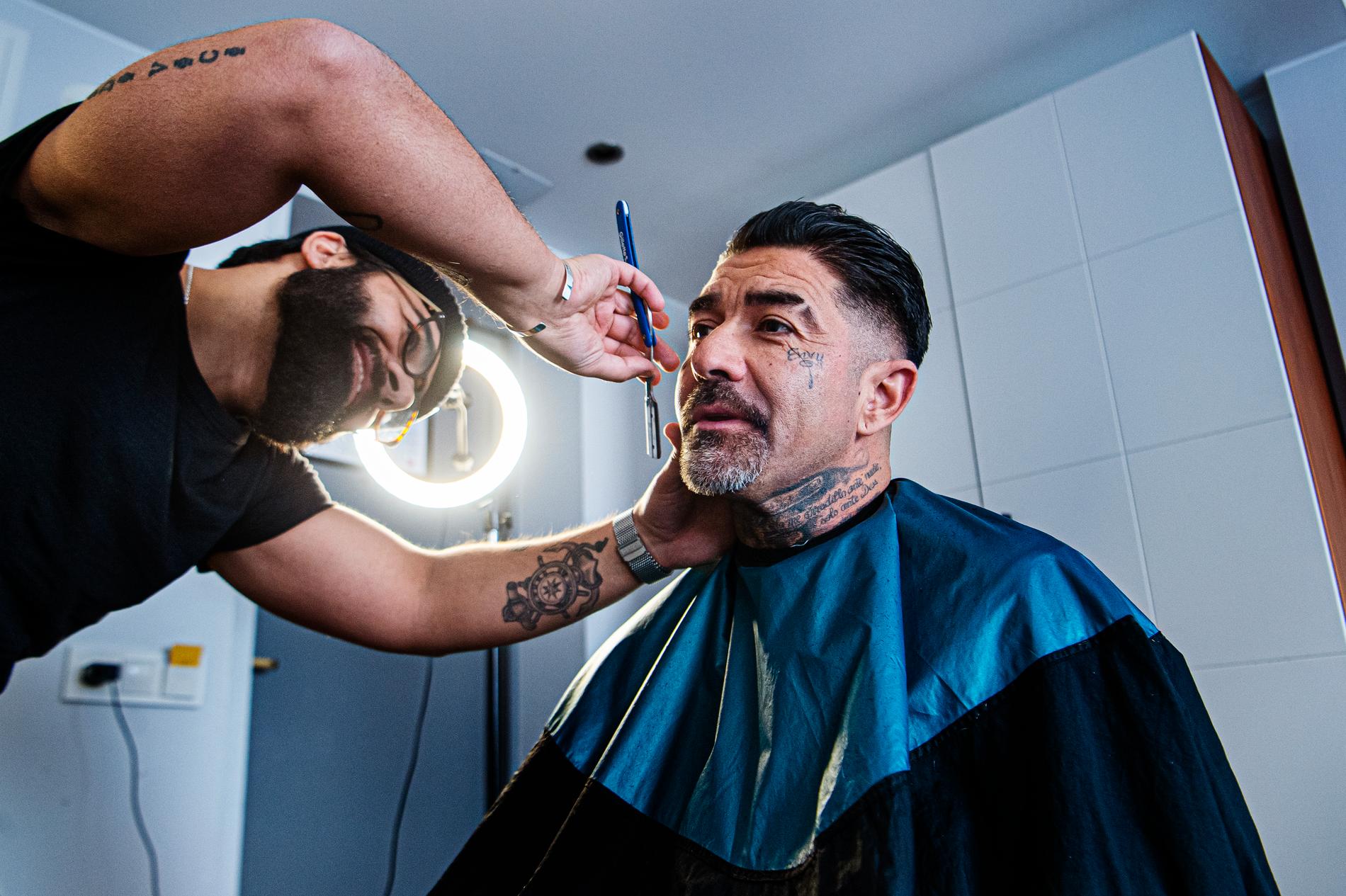 Leo Mendez får håret och skägget trimmat av vännen och barberaren Dana Bahdjat.