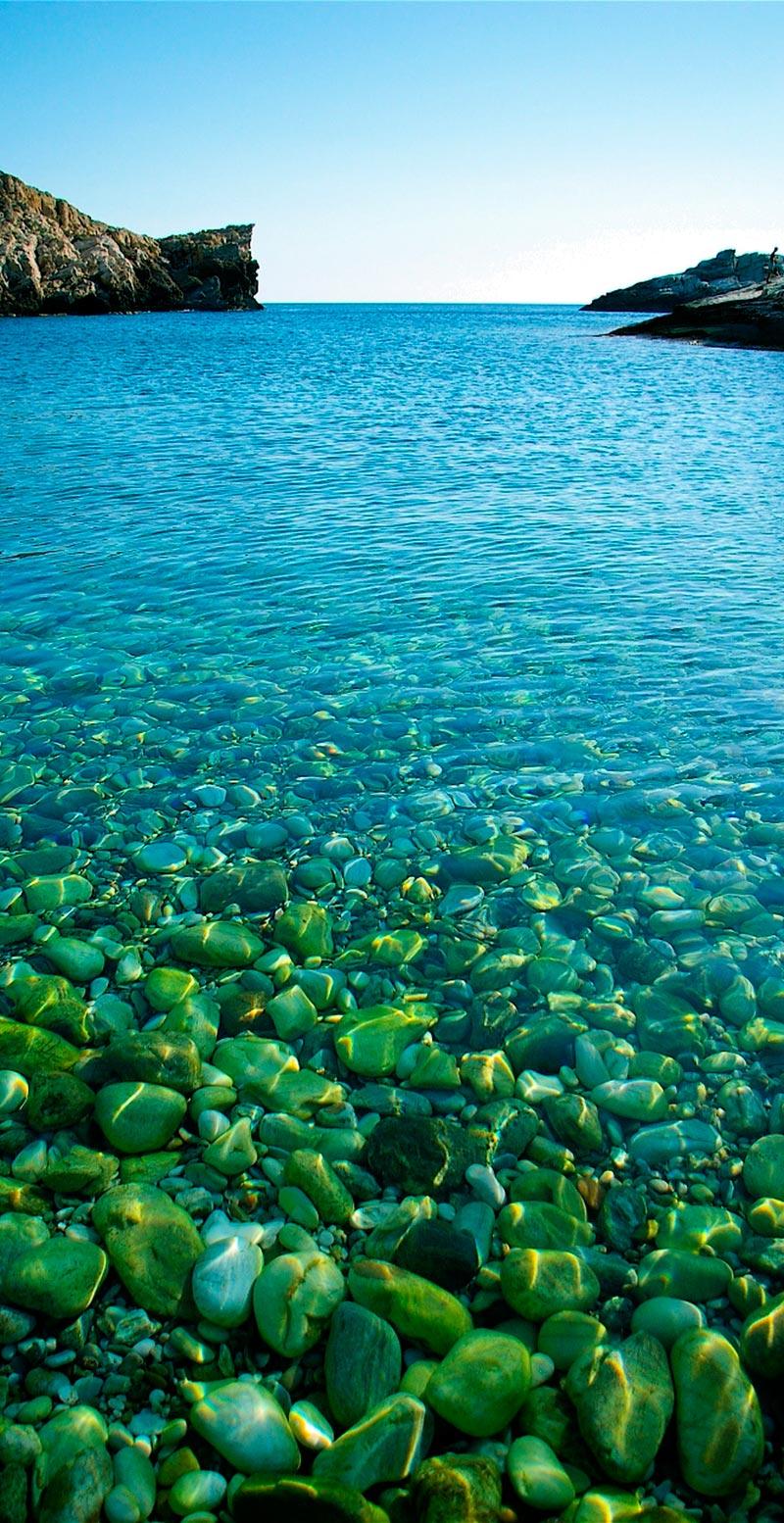 Livadaki Beach på Folegandros har stora stenar och kristallklart vatten.