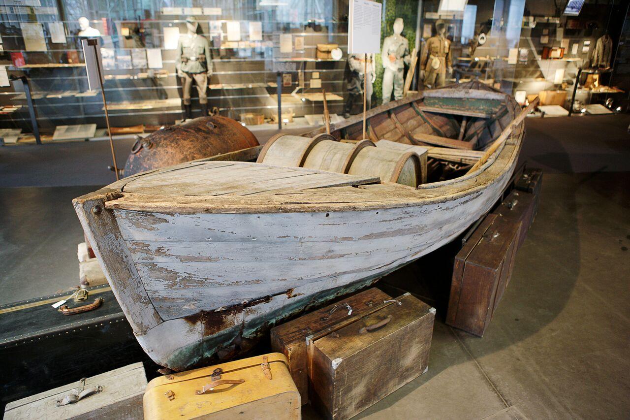 I små ofta överfylla båtar flydde människor över Östersjön till tryggheten i Sverige. Denna motorfiskebåt är bara drygt fem meter lång och nådde Gotland 1943.