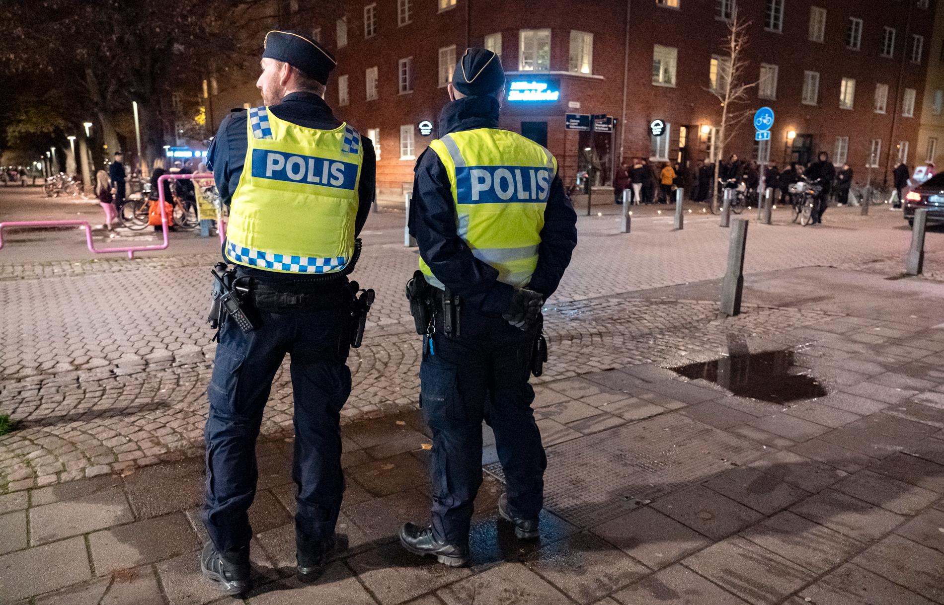 Polis på plats på mordplatsen på Ystadsgatan i Malmö på söndagskvällen, där en 15-åring sköts till döds. Arkivbild.