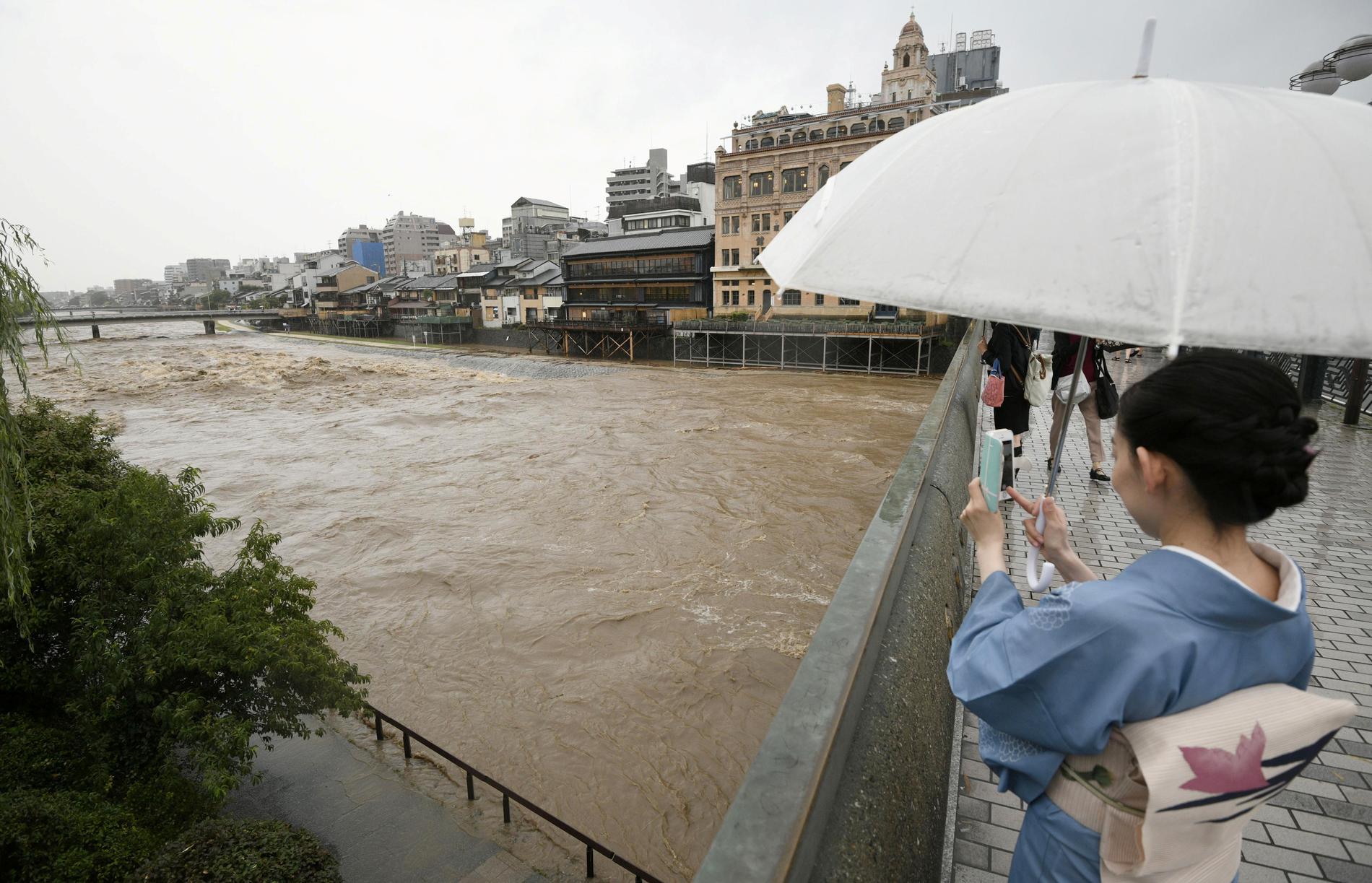 Ett "historiskt" regn har drabbat delar av Japan. Minst fyra personer har dött på grund av ovädret.