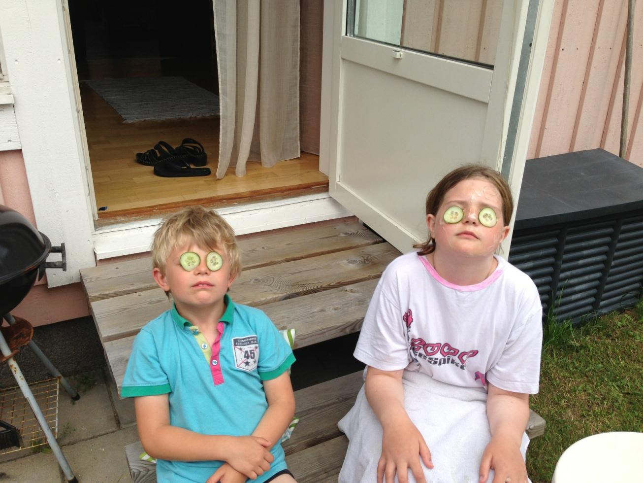 Så här härligt (hemmaspa) har mina barn det i trädgården på sommaren, skriver Linda.