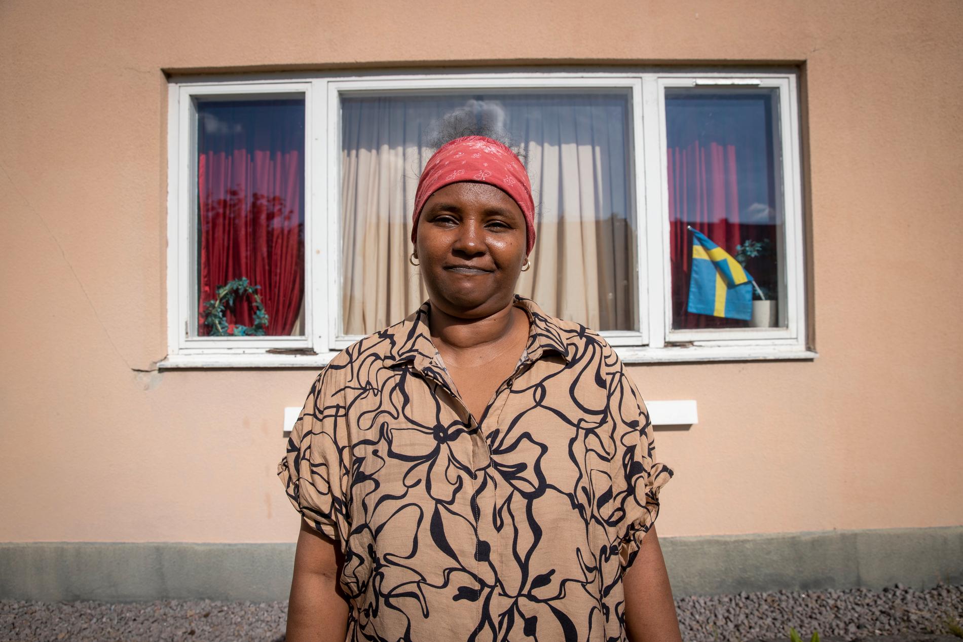Tsega Heli, 39, bor i Ringen med sina fyra barn mellan 2 och 16 år. Hon tycker att det känns tråkigt att behöva flytta från Hanaskog. ”Jag tycker att det känns okej”, säger dottern Yodit. 