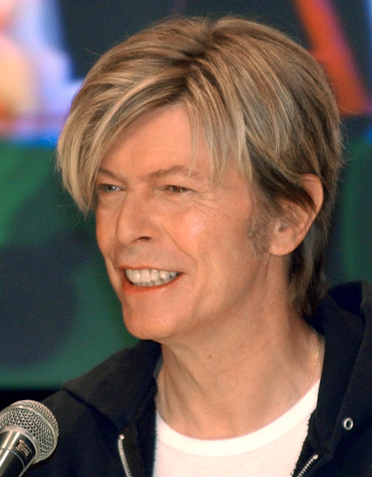 Bowie under en presskonferens i Japan 2004
