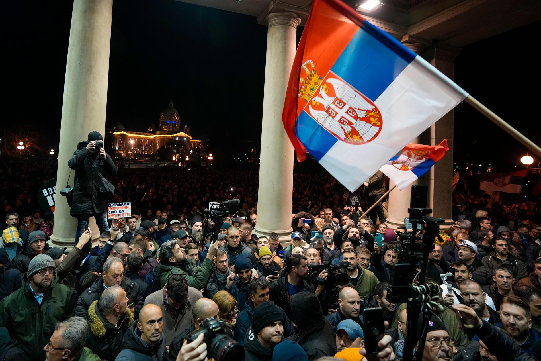 Demonstranter i Serbiens huvudstad Belgrad protesterade på söndagen mot det omtvistade resultatet i förra helgens val.