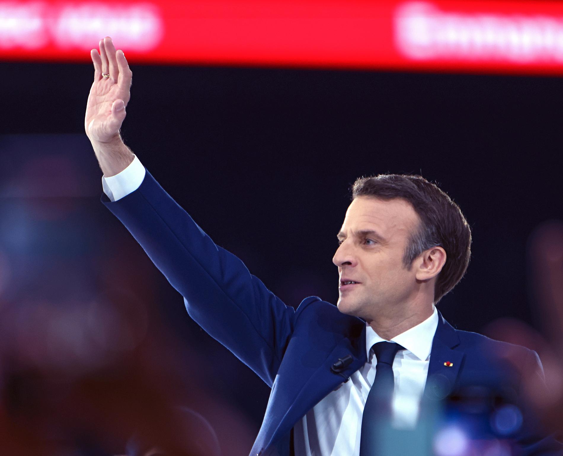 Emmanuel Macron under ett valmöte inför valdagen.
