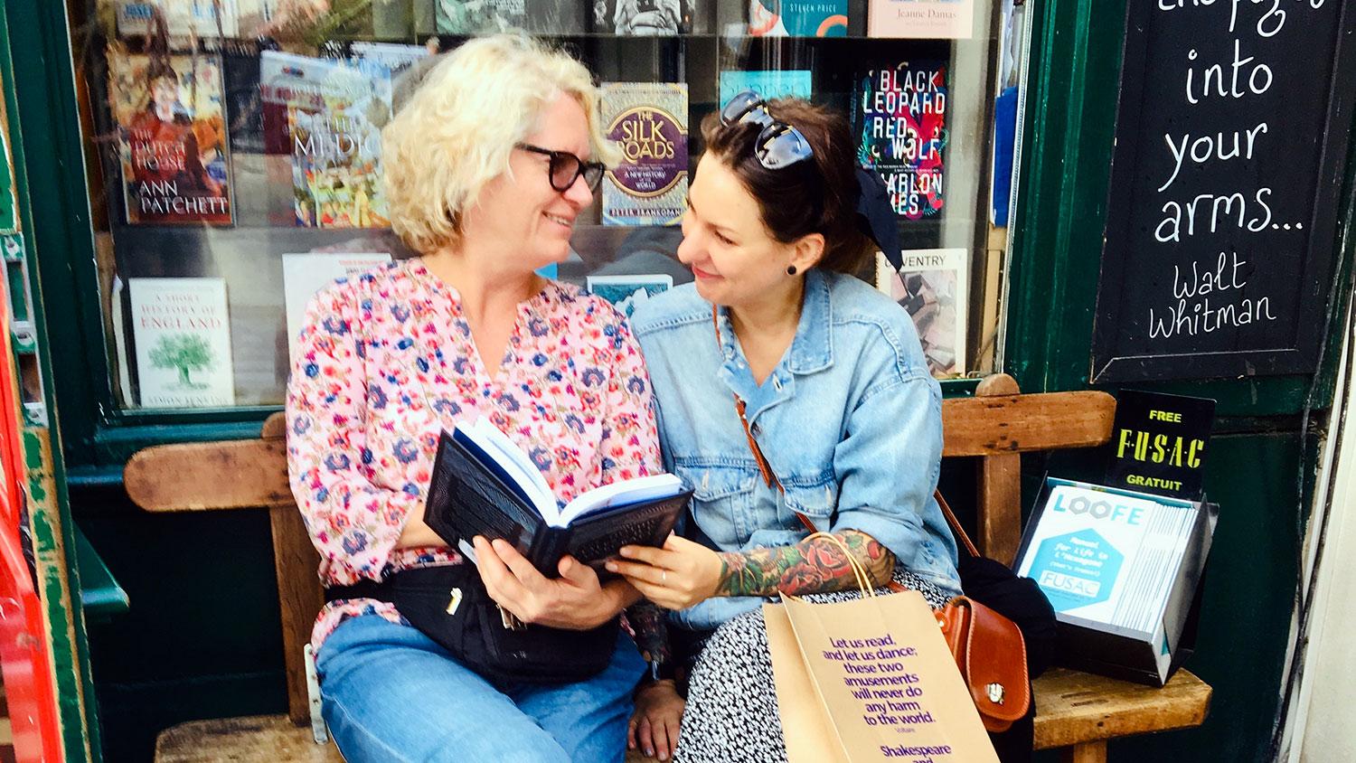 Amanda Reinsjö och mamma Anna-Lena utanför en bokhandel i Paris 2019.