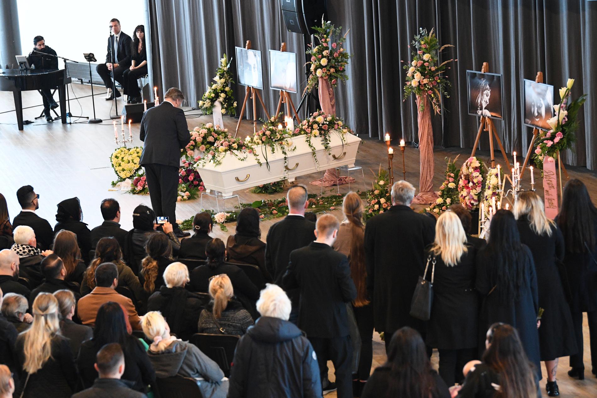 Sittplatserna räckte inte till i Luftkastellet på Karolin Hakims begravning. Många hade hörsammat familjens välkomnande att delta.